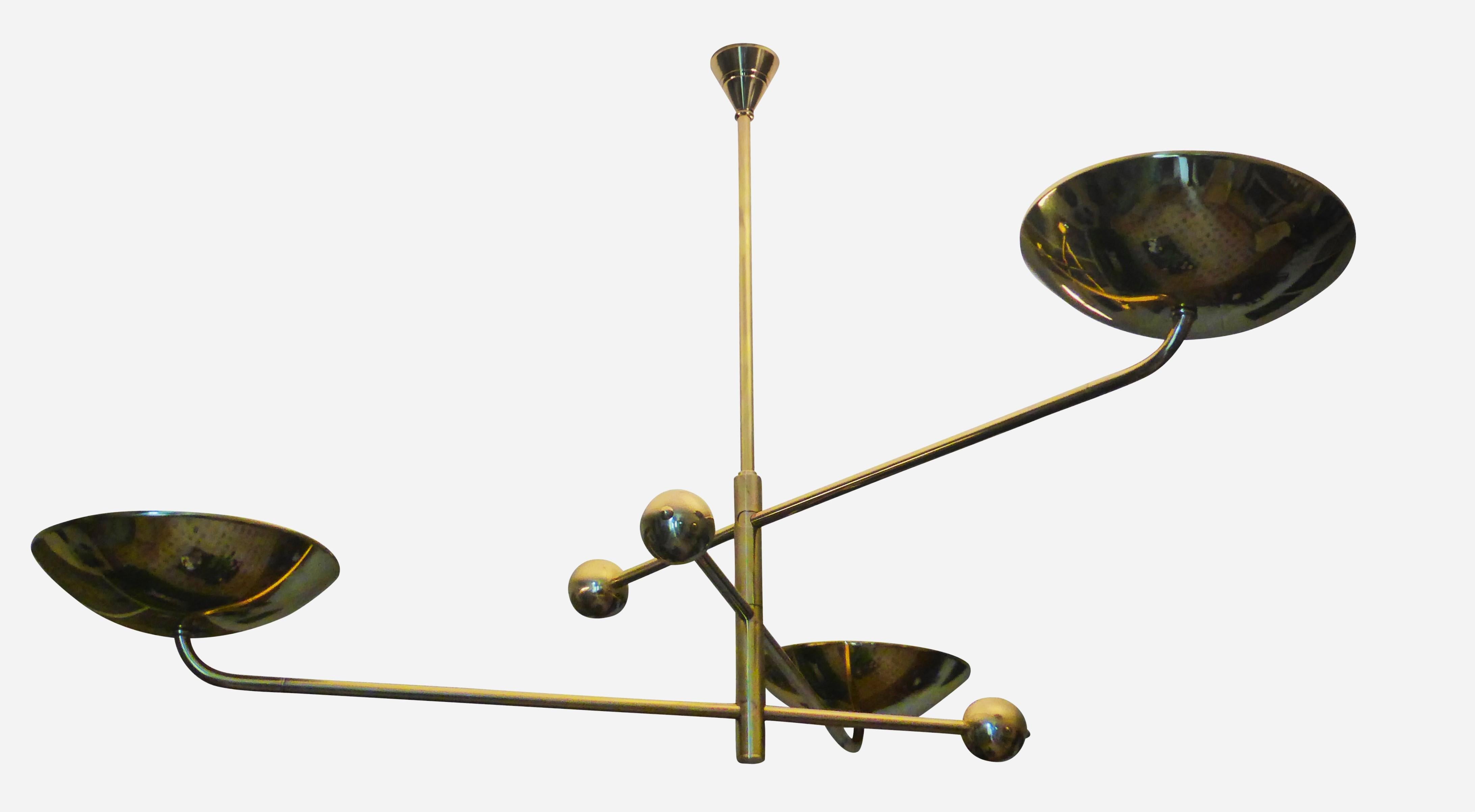 Spagnolo Grande lampadario a 3 bracci in ottone con lunghi bracci mobili e paralumi ruotabili in vendita