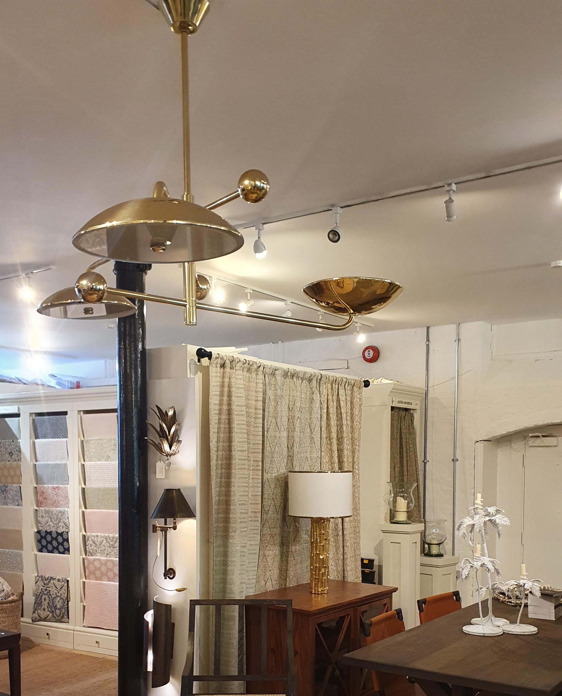 Calco Grande lampadario a 3 bracci in ottone con lunghi bracci mobili e paralumi ruotabili in vendita