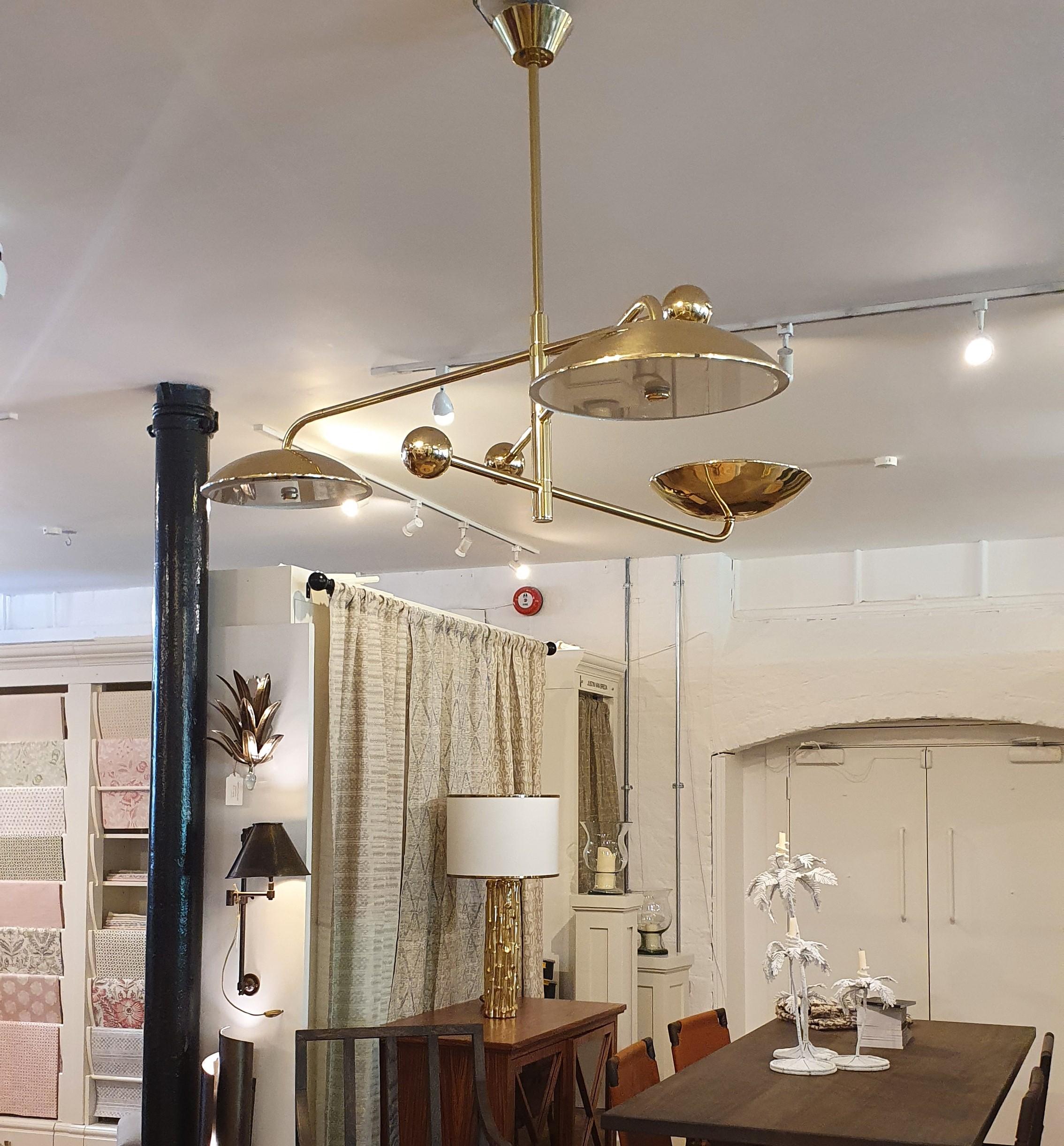 XXI secolo e contemporaneo Grande lampadario a 3 bracci in ottone con lunghi bracci mobili e paralumi ruotabili in vendita