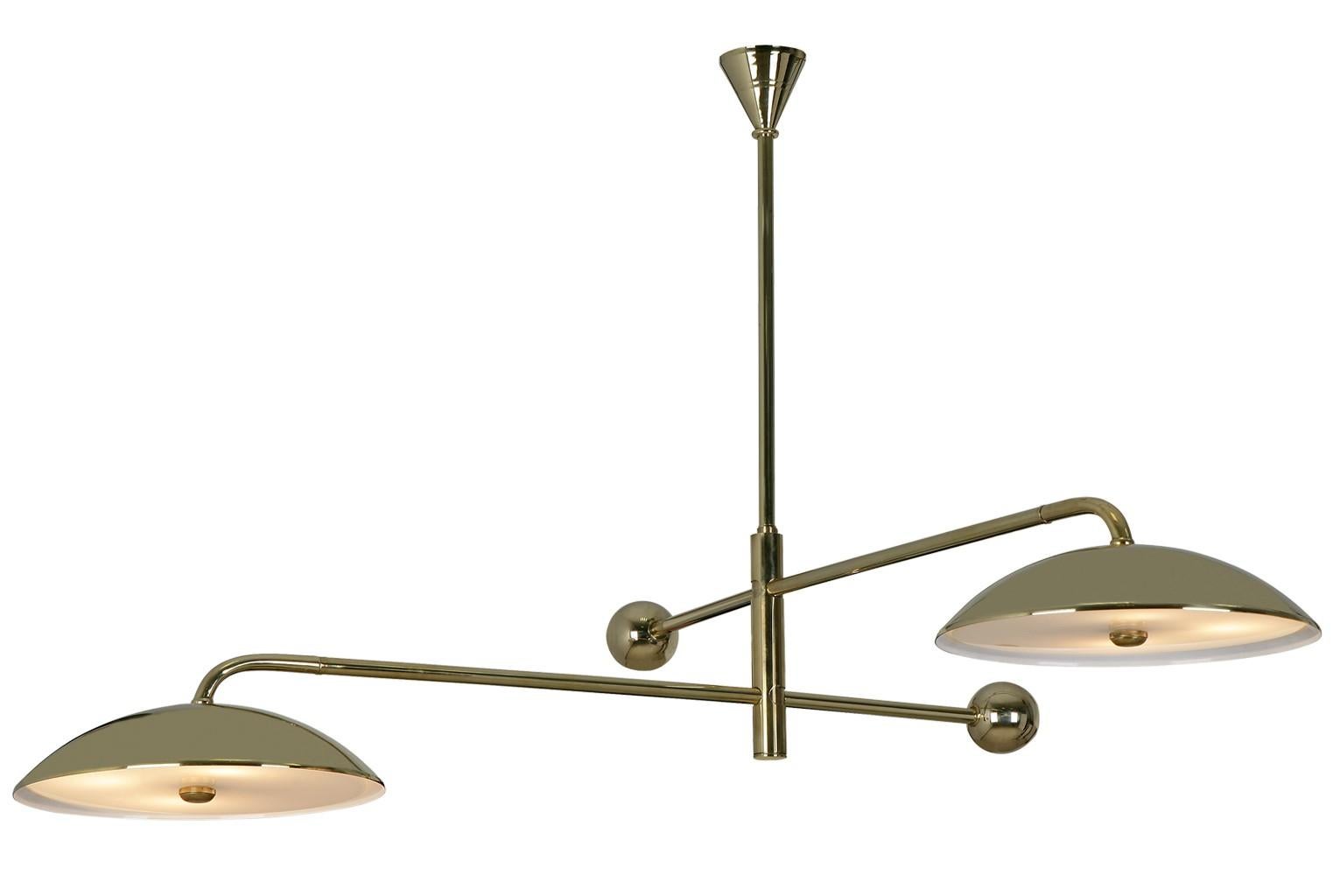 Ottone Grande lampadario a 3 bracci in ottone con lunghi bracci mobili e paralumi ruotabili in vendita