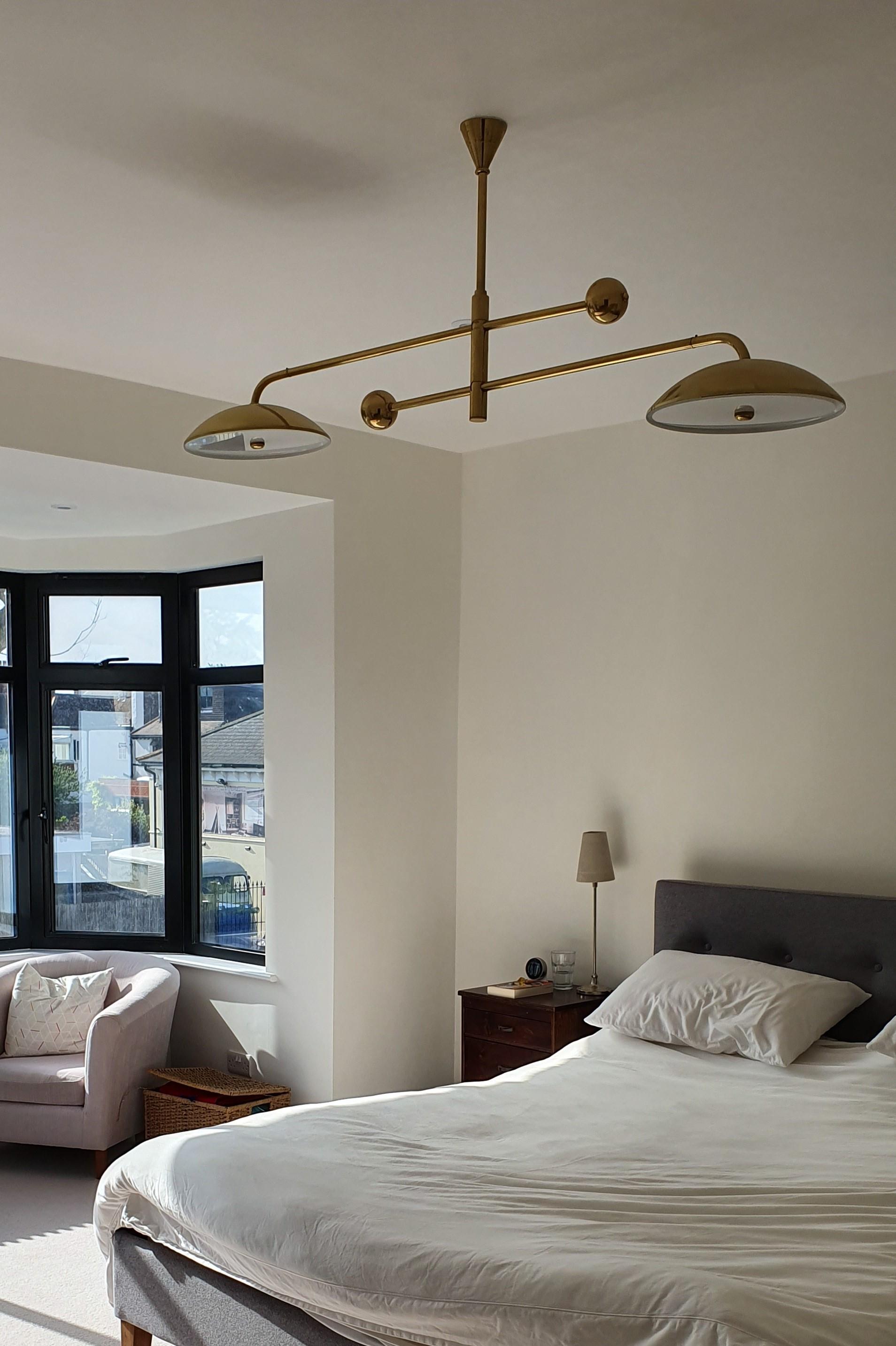 Grande lampadario a 3 bracci in ottone con lunghi bracci mobili e paralumi ruotabili in vendita 1