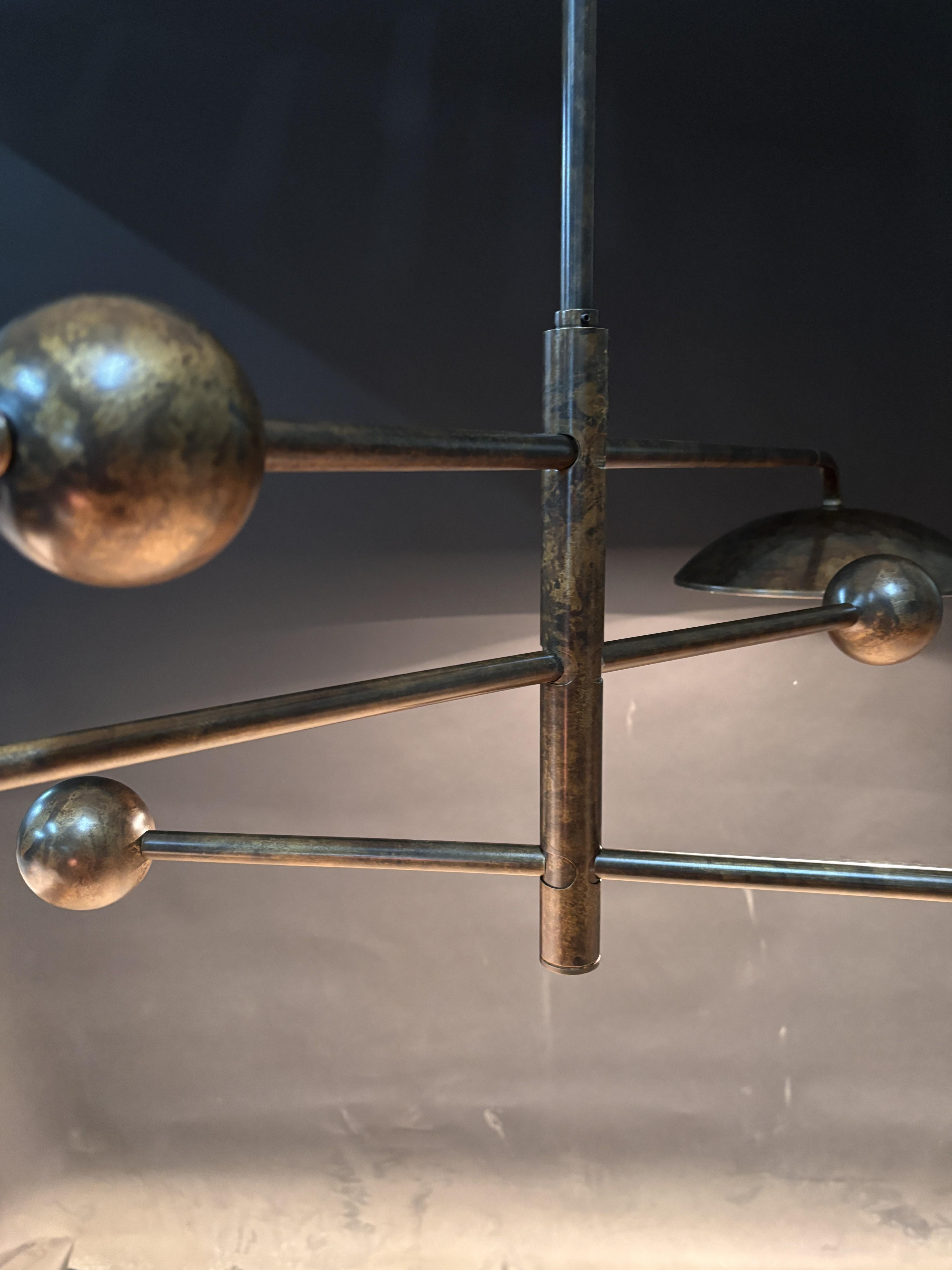 Araña Uhura grande de latón y 3 brazos en bronce - brazos móviles y pantallas giratorias Moderno de mediados de siglo en venta