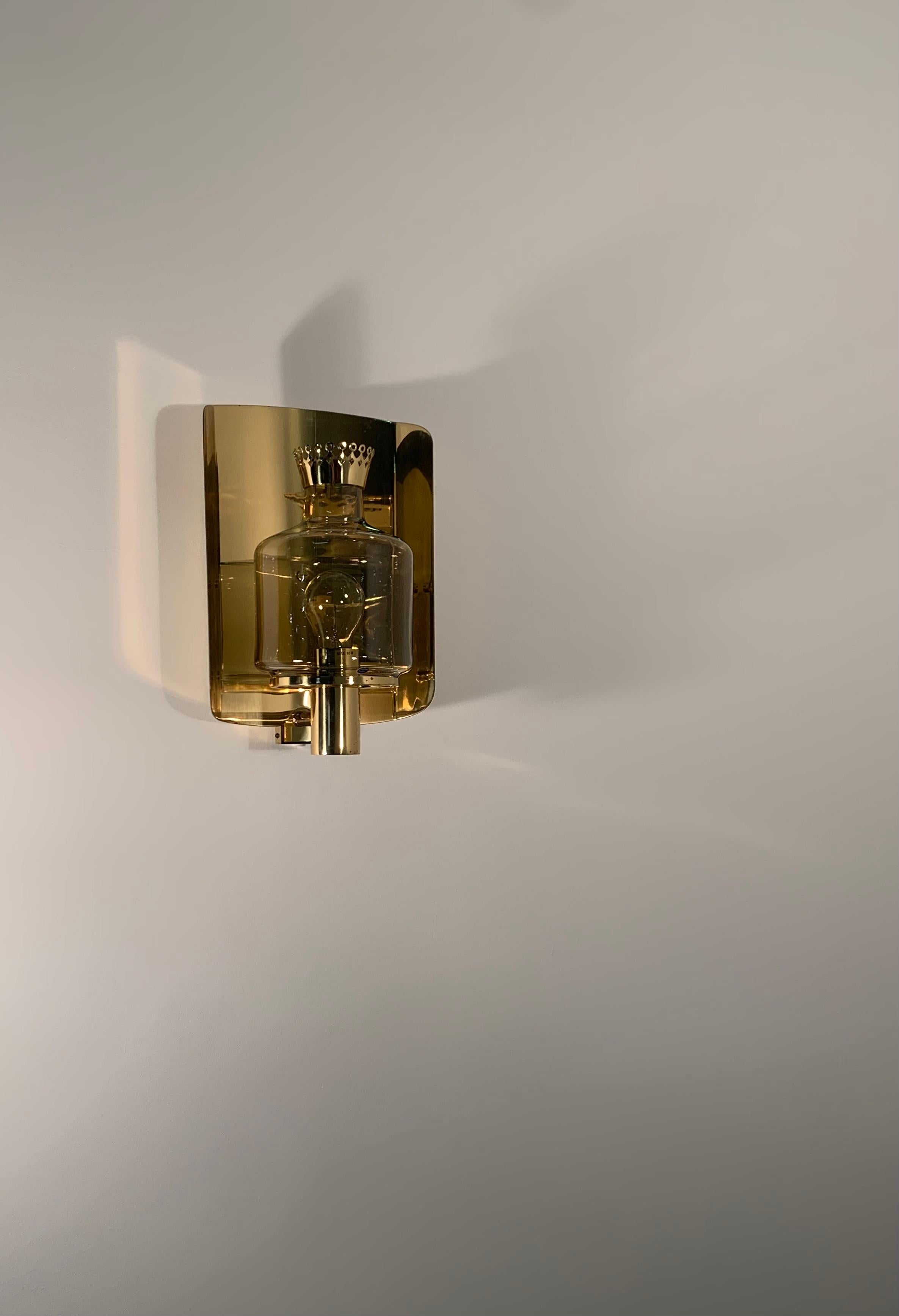 Large Hans Agne Jakobsson Brass & Amber Glass 'Crown' Wall Lamp model V222 For Sale 4