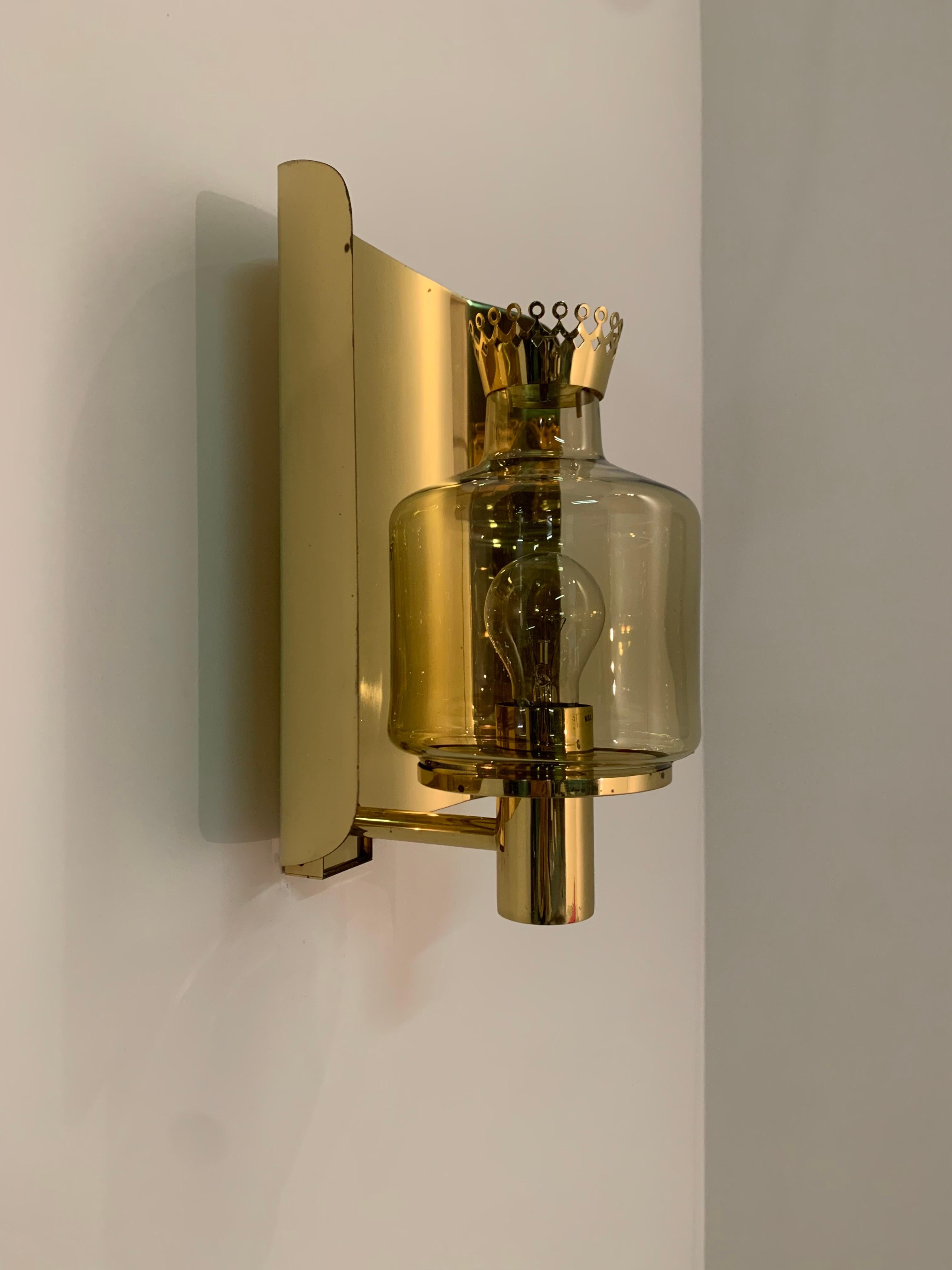Large Hans Agne Jakobsson Brass & Amber Glass 'Crown' Wall Lamp model V222 For Sale 5