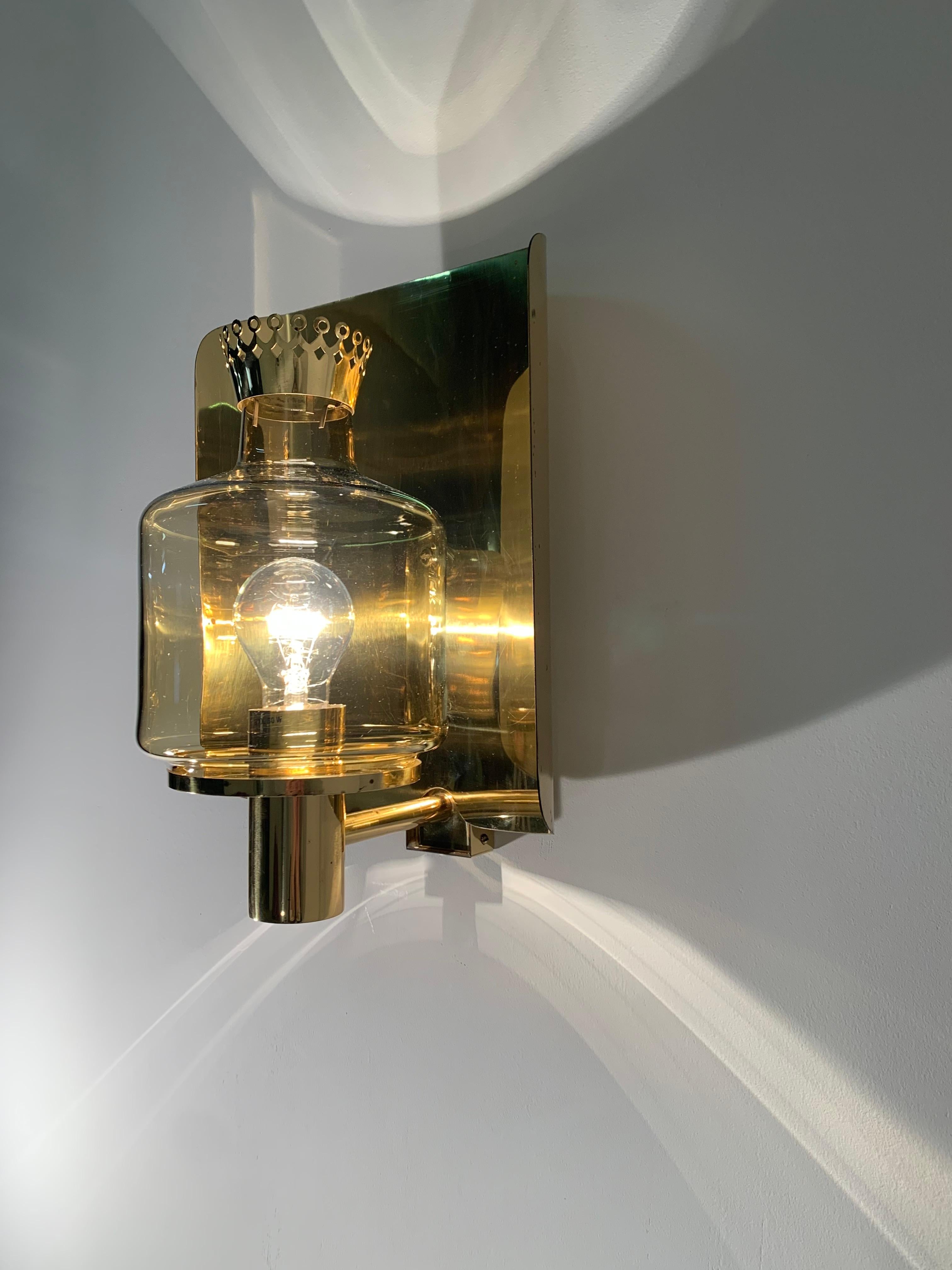 Large Hans Agne Jakobsson Brass & Amber Glass 'Crown' Wall Lamp model V222 For Sale 10