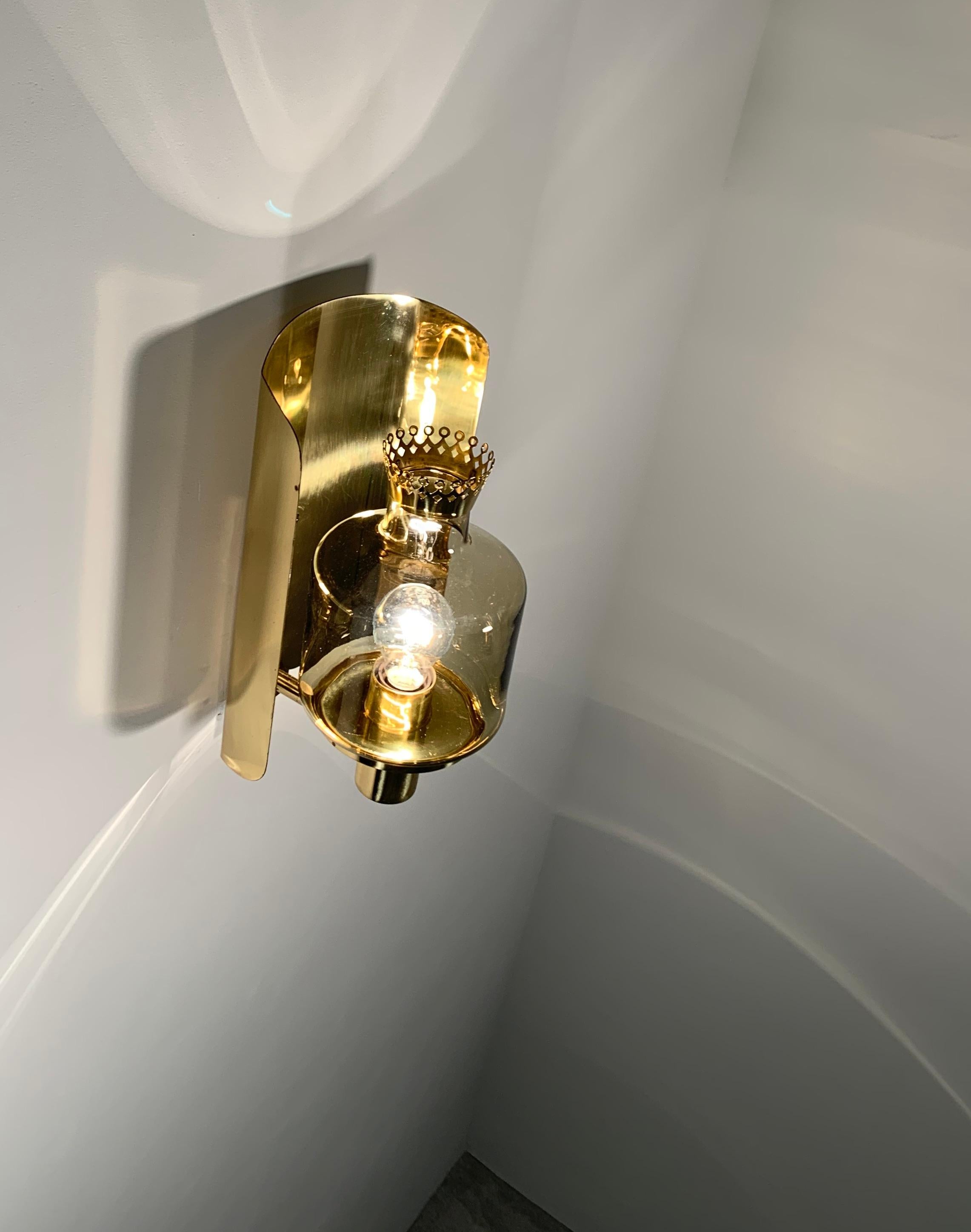 Large Hans Agne Jakobsson Brass & Amber Glass 'Crown' Wall Lamp model V222 In Good Condition For Sale In Utrecht, NL