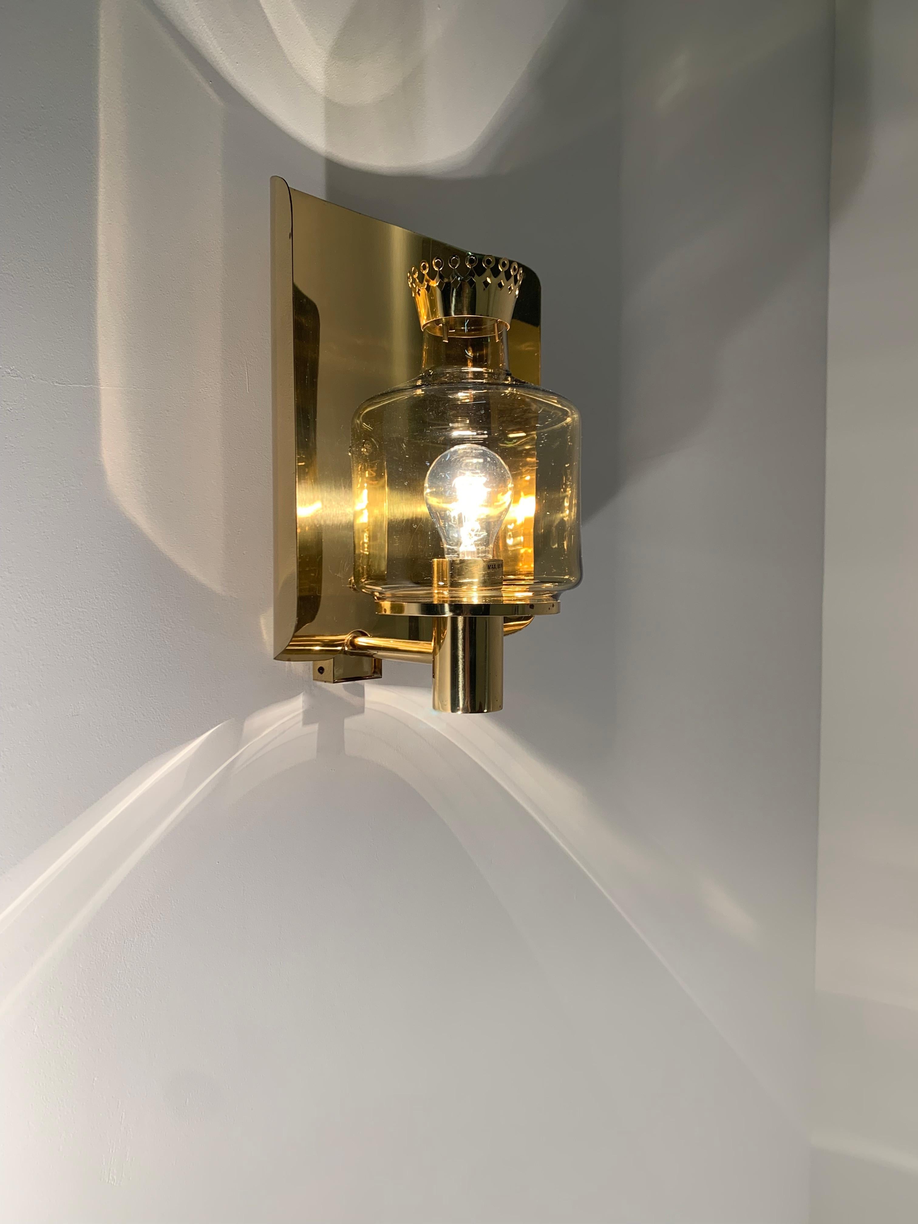 Mid-20th Century Large Hans Agne Jakobsson Brass & Amber Glass 'Crown' Wall Lamp model V222 For Sale