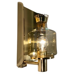 Grande lampada da parete "Corona" di Hans-Agne Jakobsson in ottone e vetro ambrato modello V222