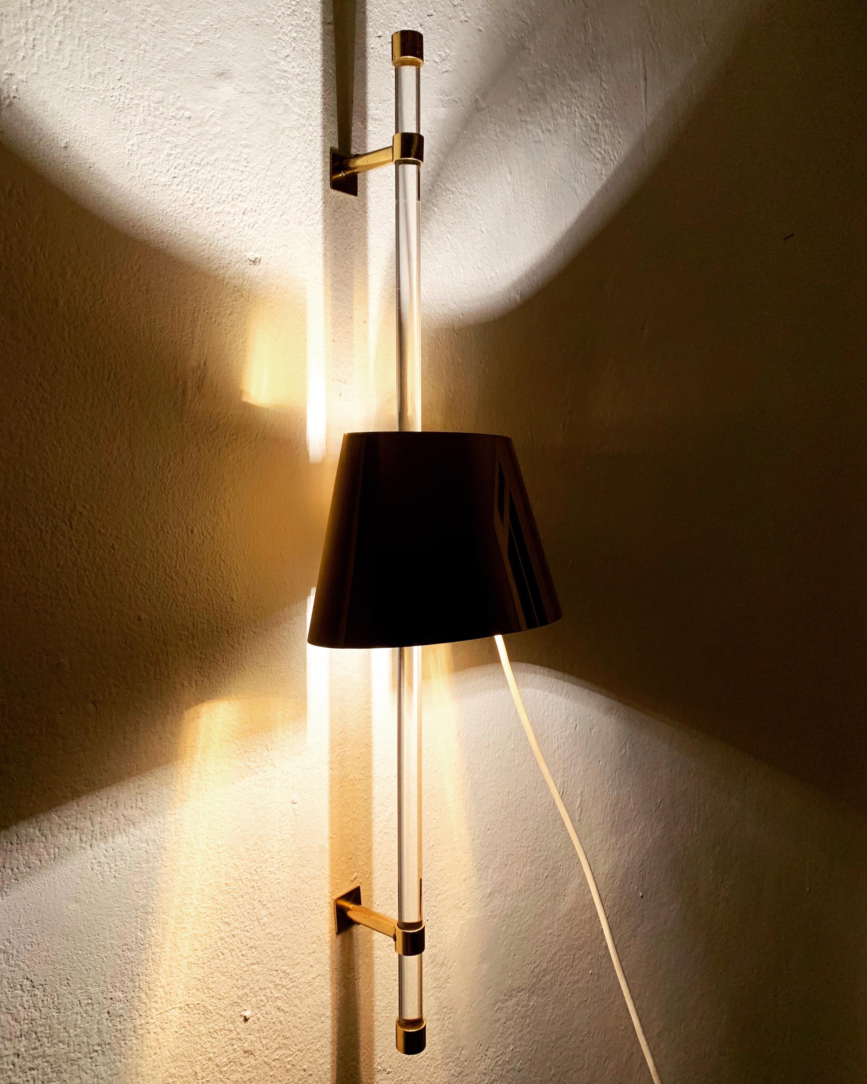 Lampada da parete grande in ottone e acrilico in vendita 3