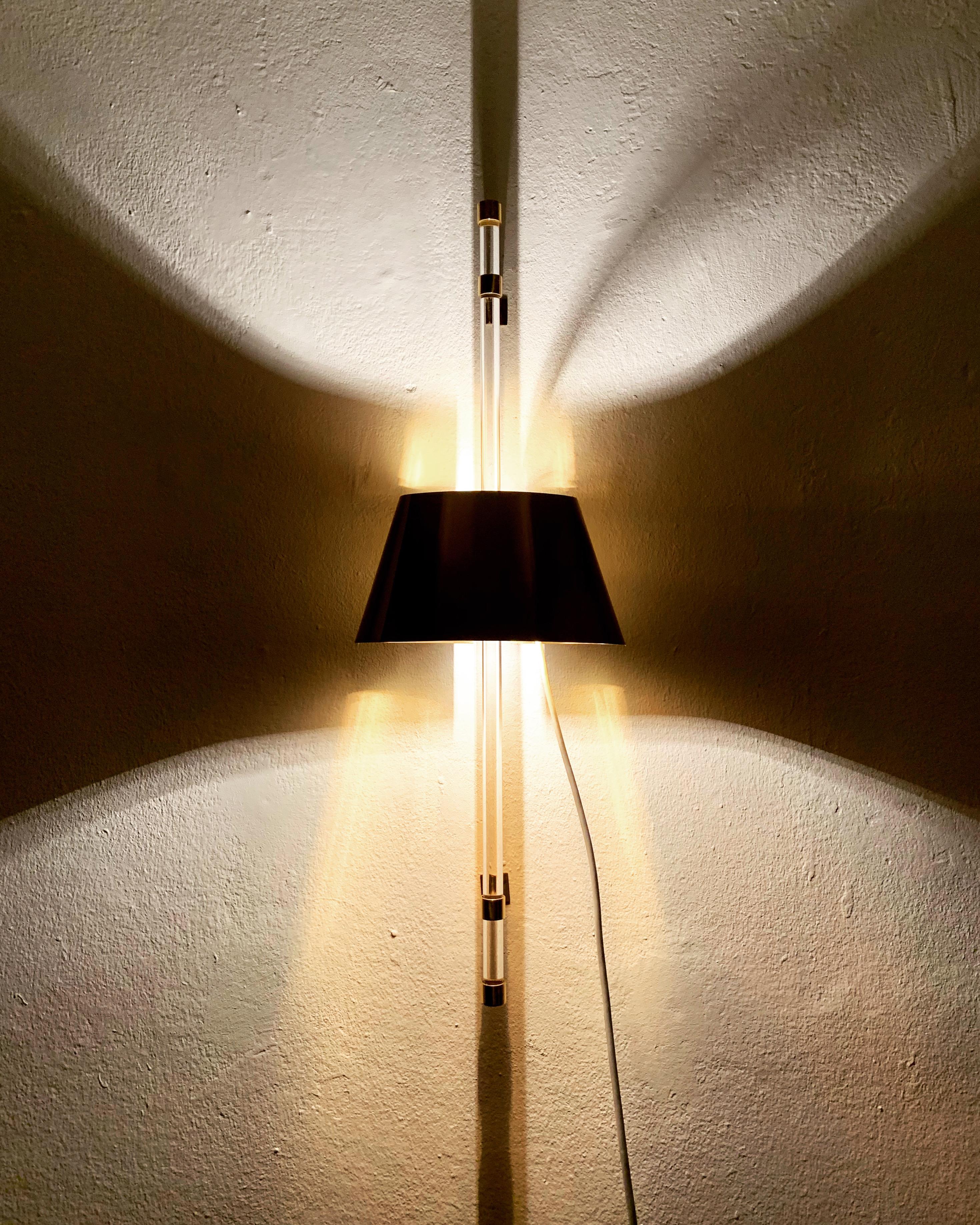 Lampada da parete grande in ottone e acrilico in vendita 4