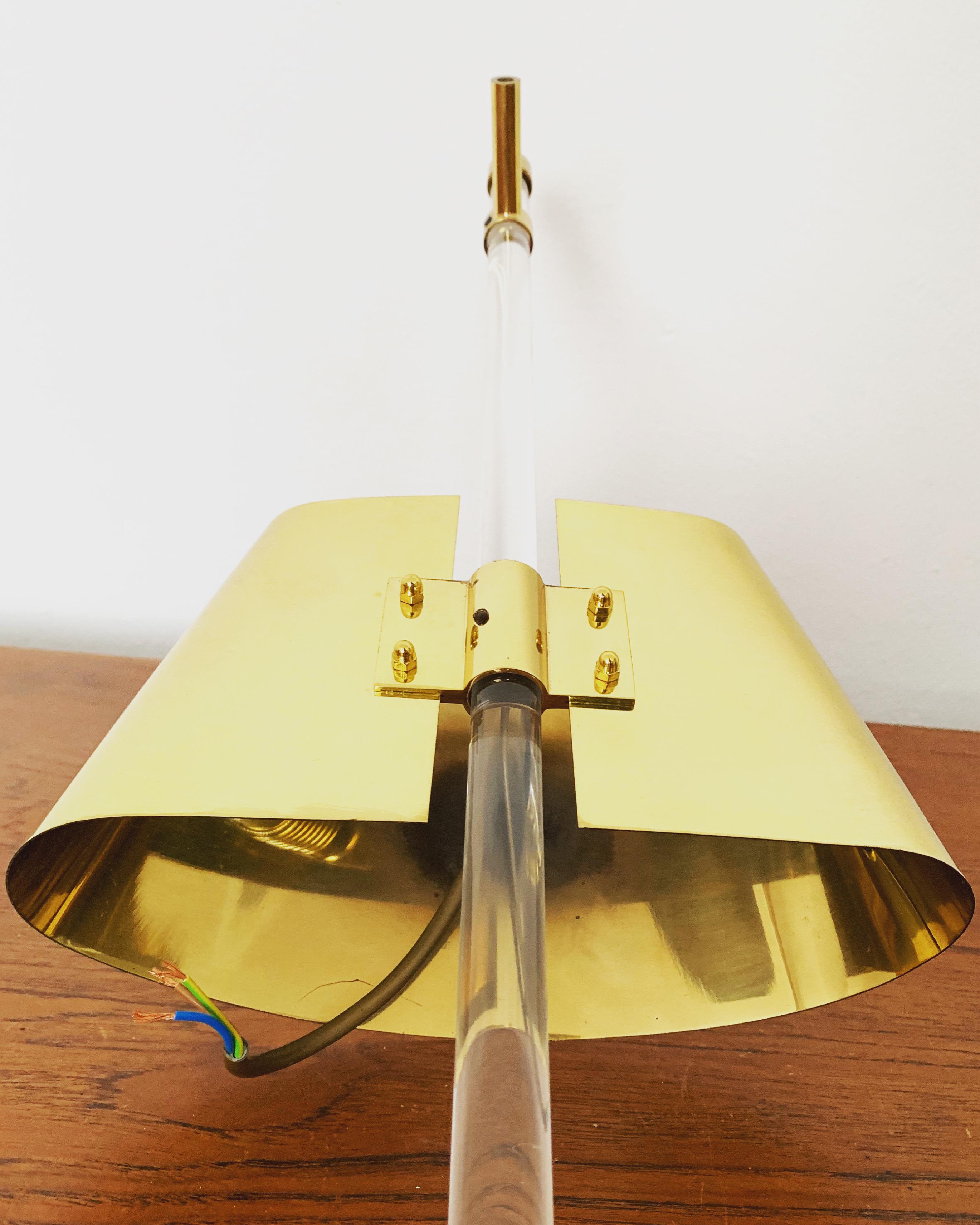 Lampada da parete grande in ottone e acrilico in vendita 7