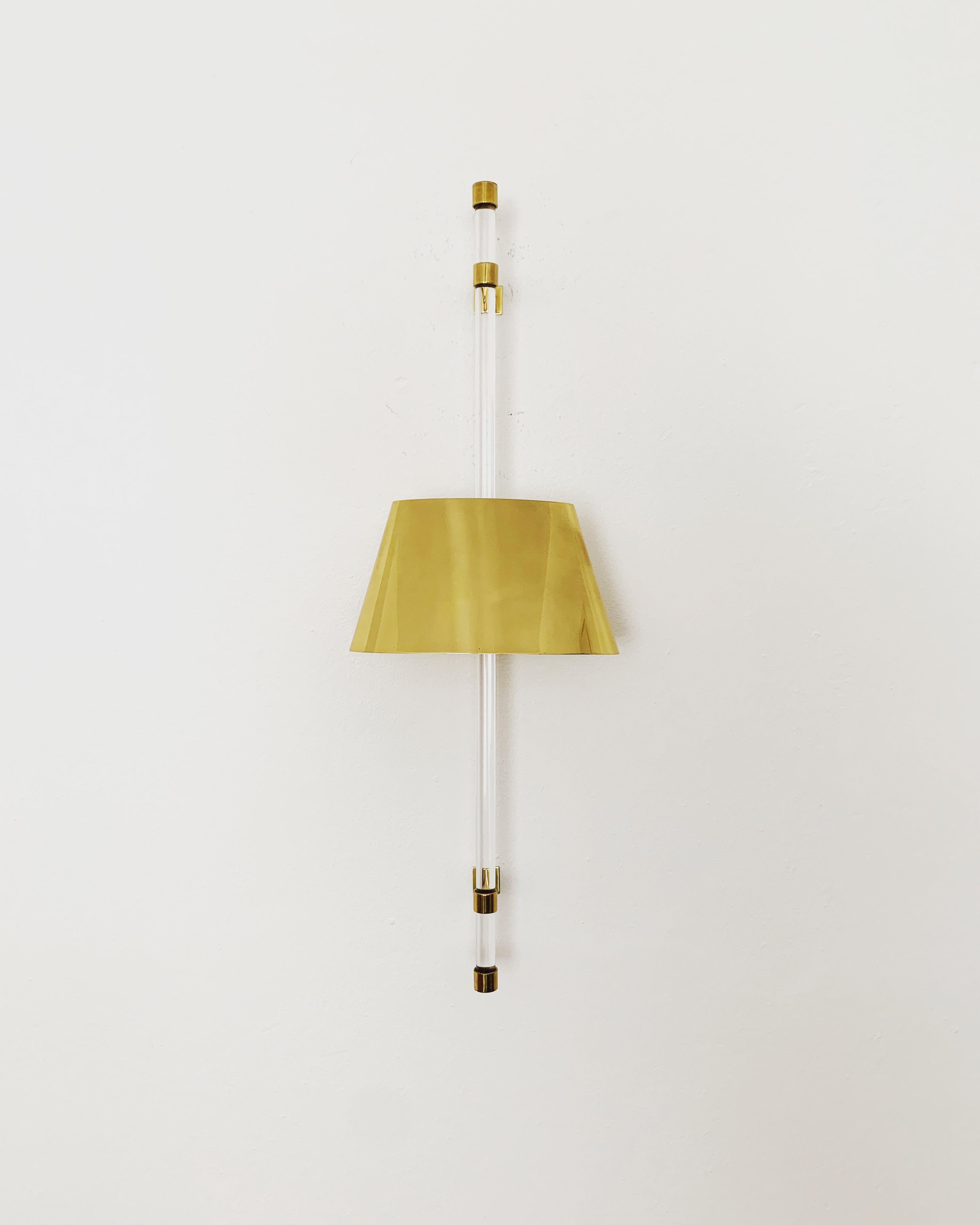 Lampada da parete molto bella degli anni '60.
Design insolito e lavorazione di alta qualità.
L'ottone crea un impressionante gioco di luci.

Condizioni:

Condizioni vintage molto buone con lievi segni di usura dovuti all'età.
Lievi segni di usura
