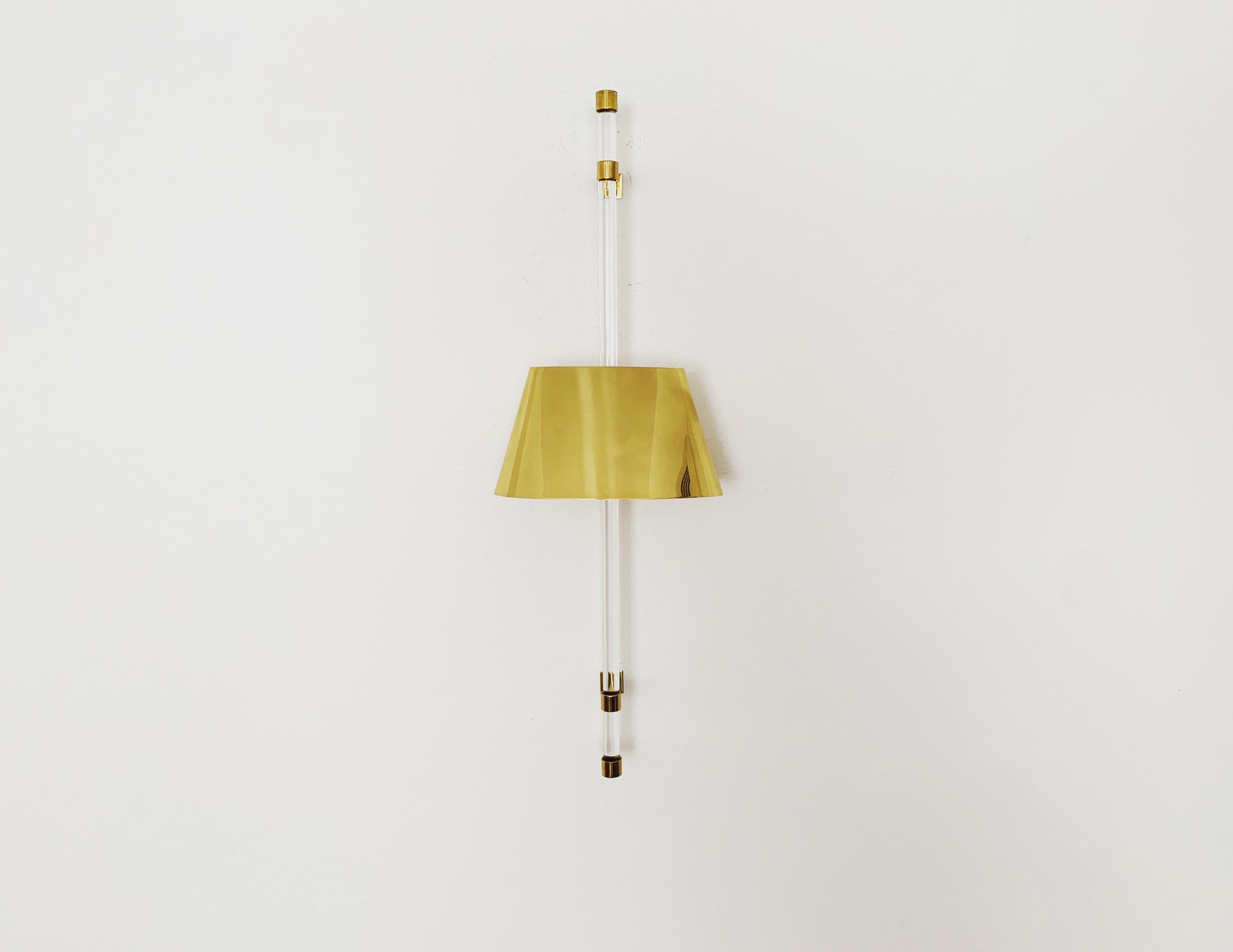 Hollywood Regency Lampada da parete grande in ottone e acrilico in vendita