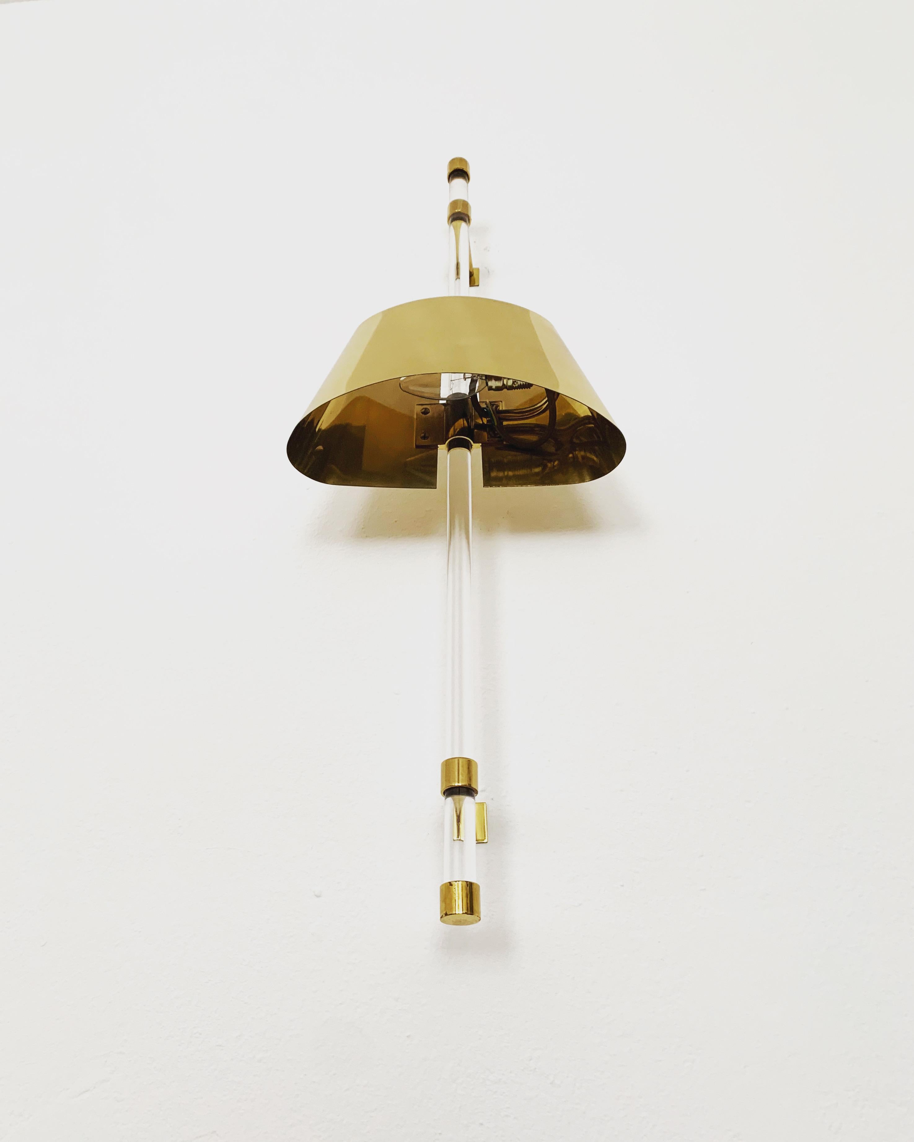 Lampada da parete grande in ottone e acrilico In condizioni buone in vendita a München, DE