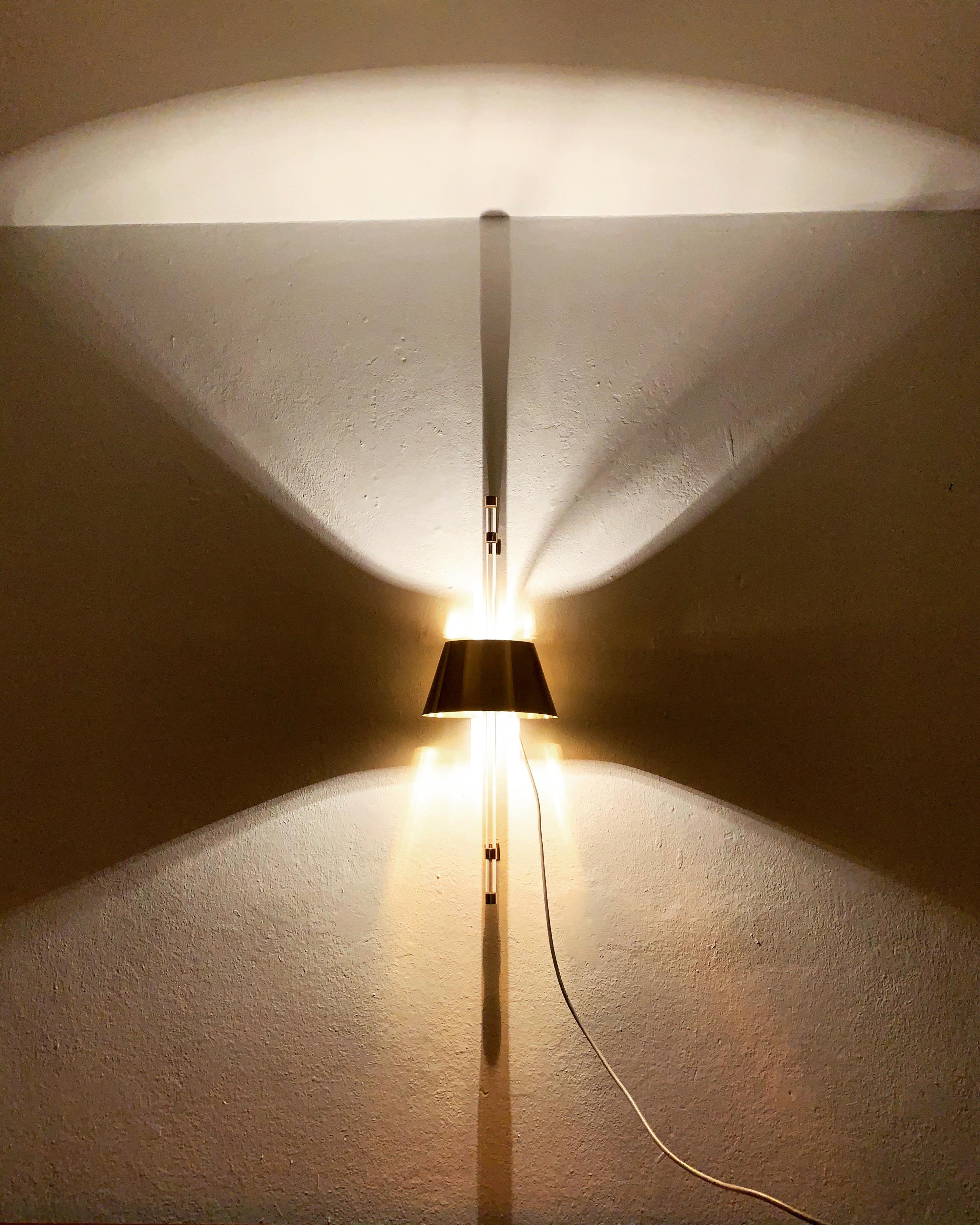 Lampada da parete grande in ottone e acrilico in vendita 1