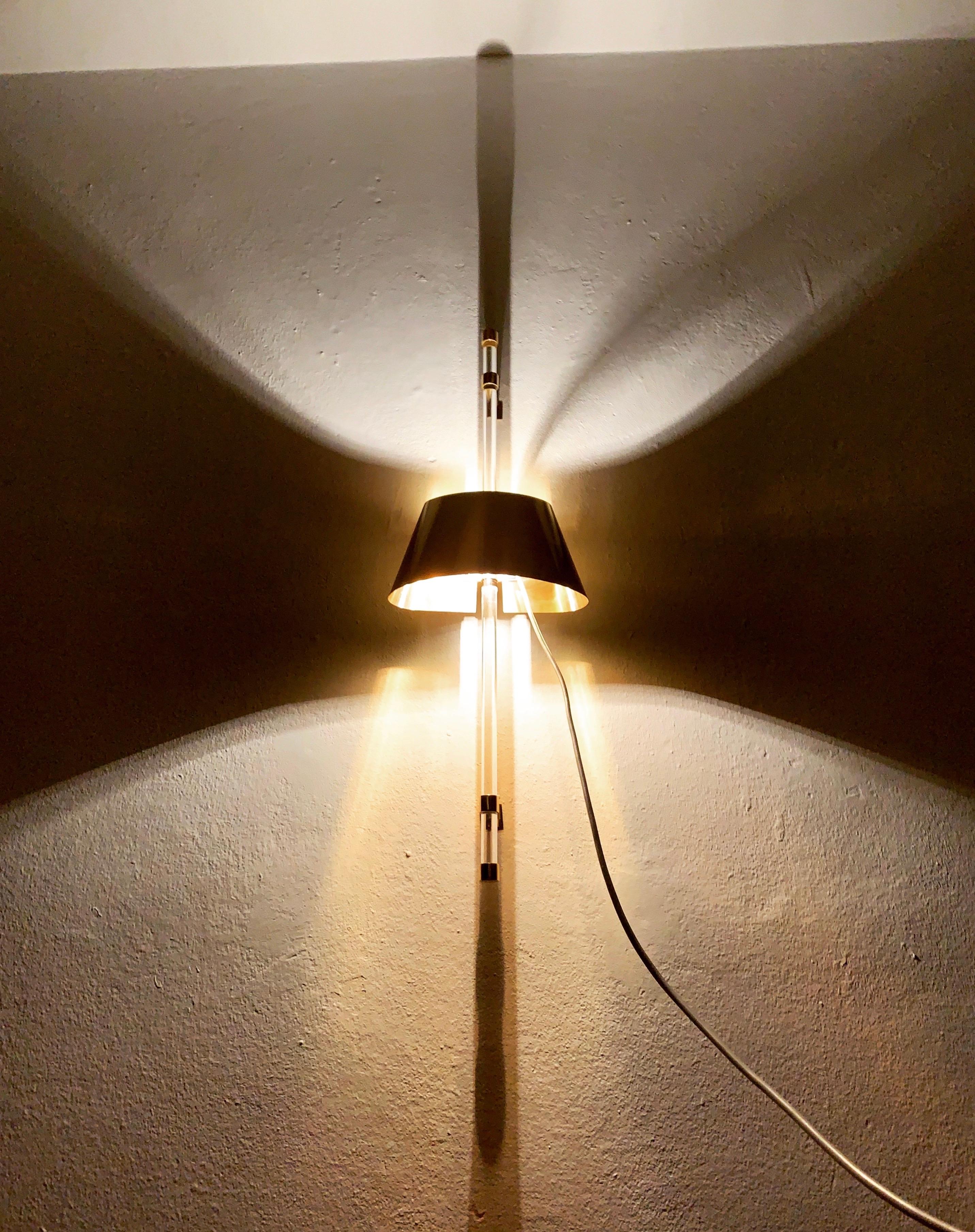 Lampada da parete grande in ottone e acrilico in vendita 2