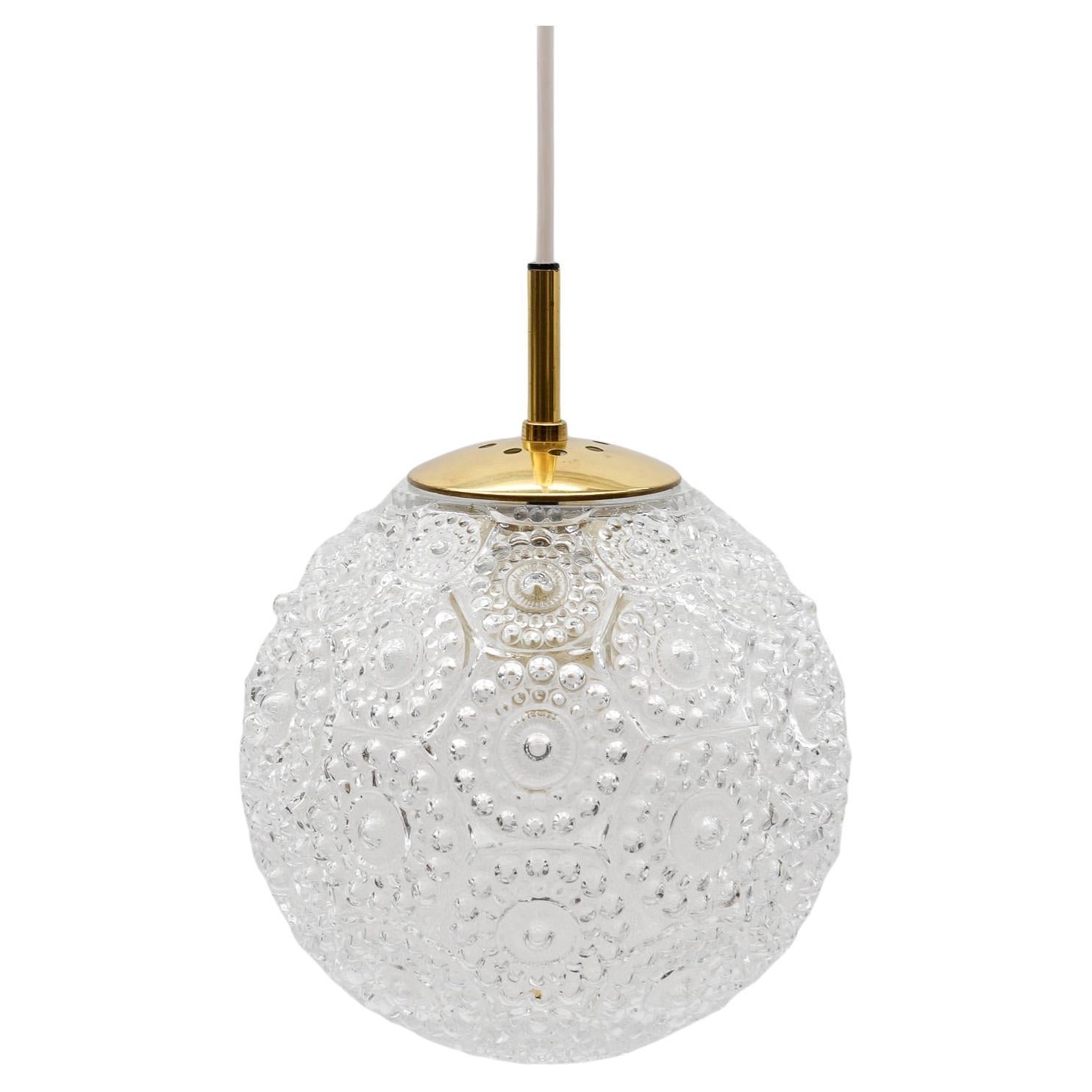Large Brass and Clear Glass 3D Pattern Ball Pendant Lamp, 1960s Germany en venta