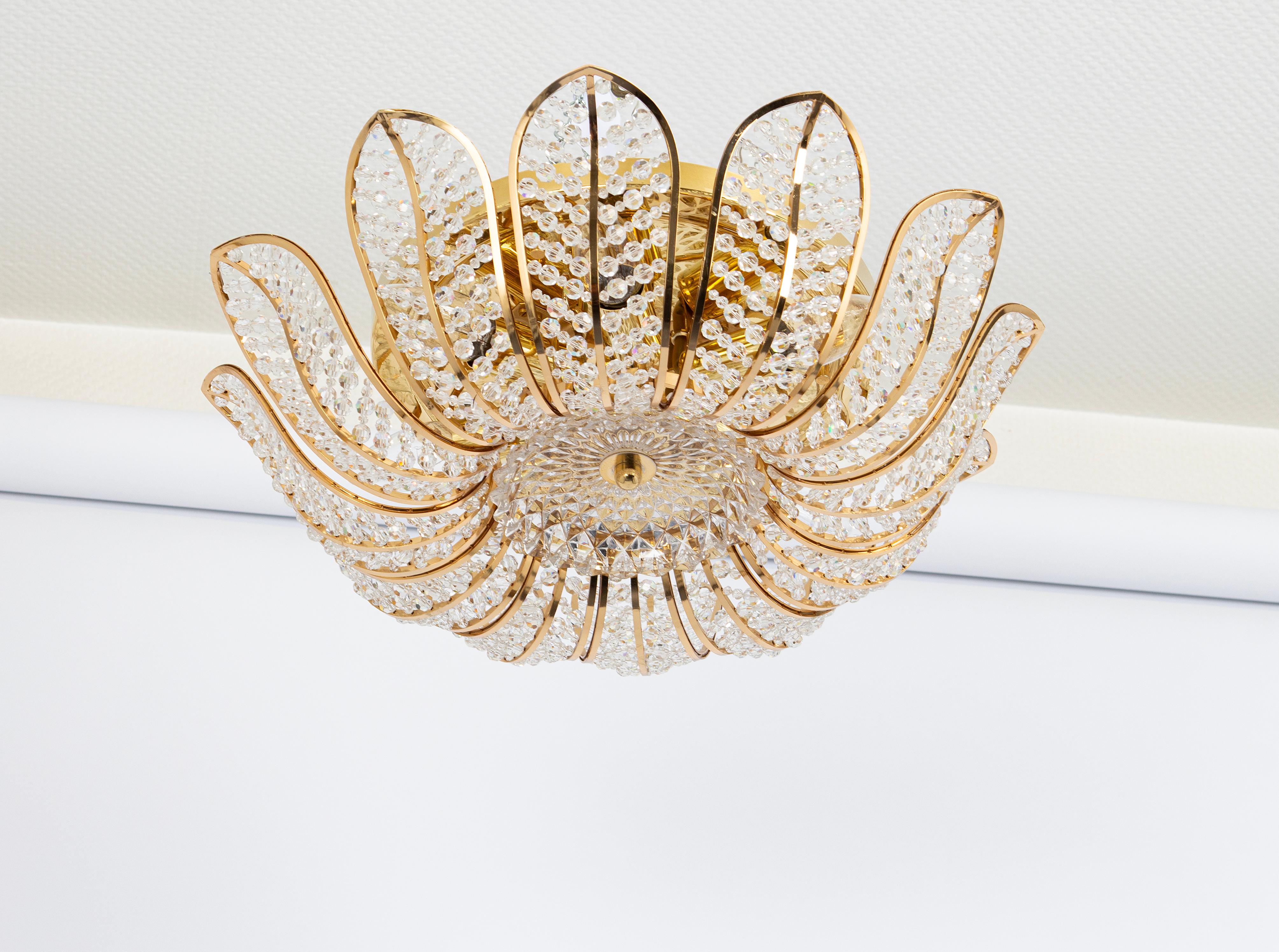 Magnifique lustre en laiton de grande qualité de Palwa, Allemagne, années 1970.
Il est composé d'une monture en laiton (laiton doré) et de nombreux cristaux. Grande échelle et détails exquis. Fait à la main.

La lampe prend 6 x E14 (petites ampoules