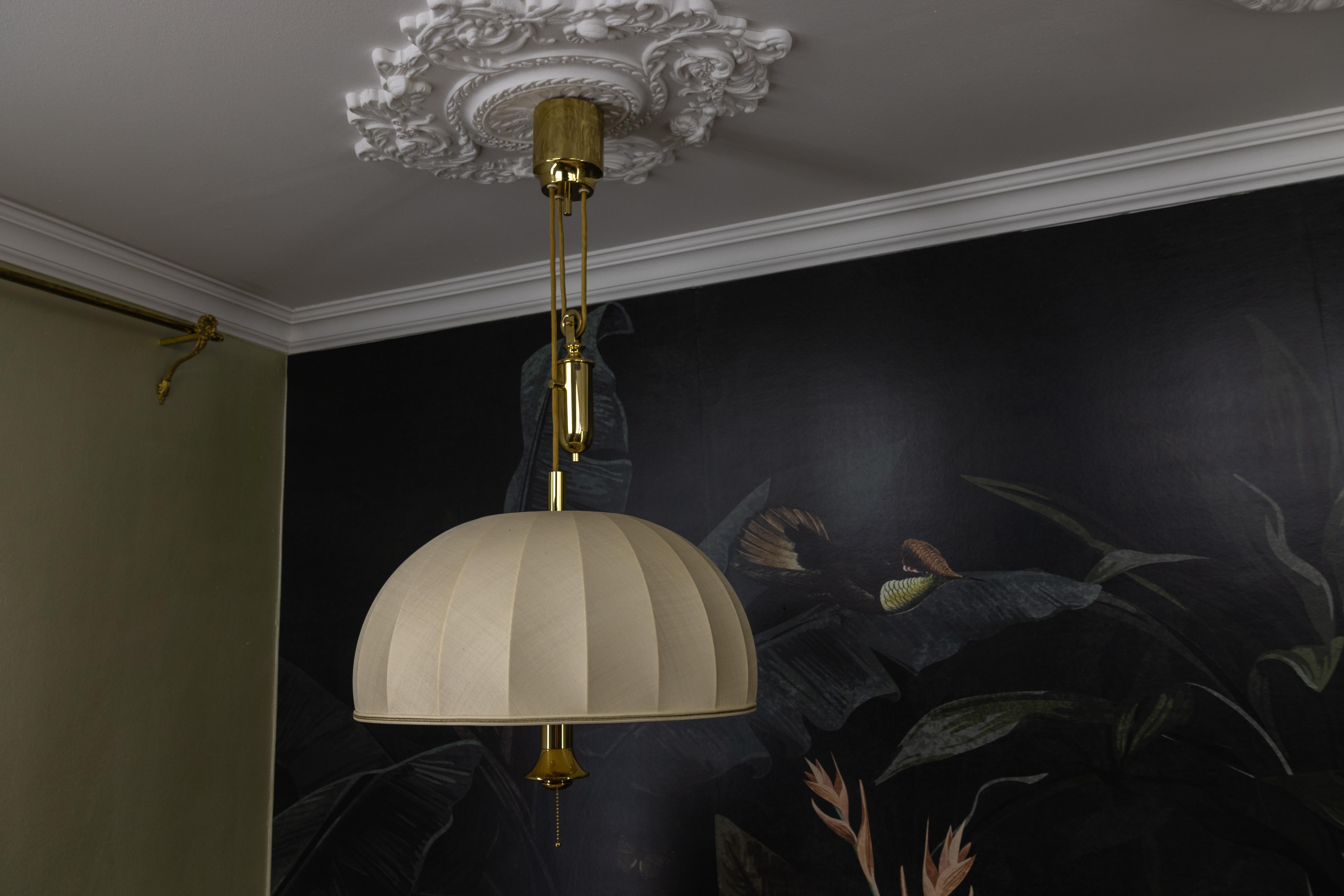Lampada a sospensione a cinque luci con paralume in ottone e tessuto di grandi dimensioni e altezza regolabile in vendita 3