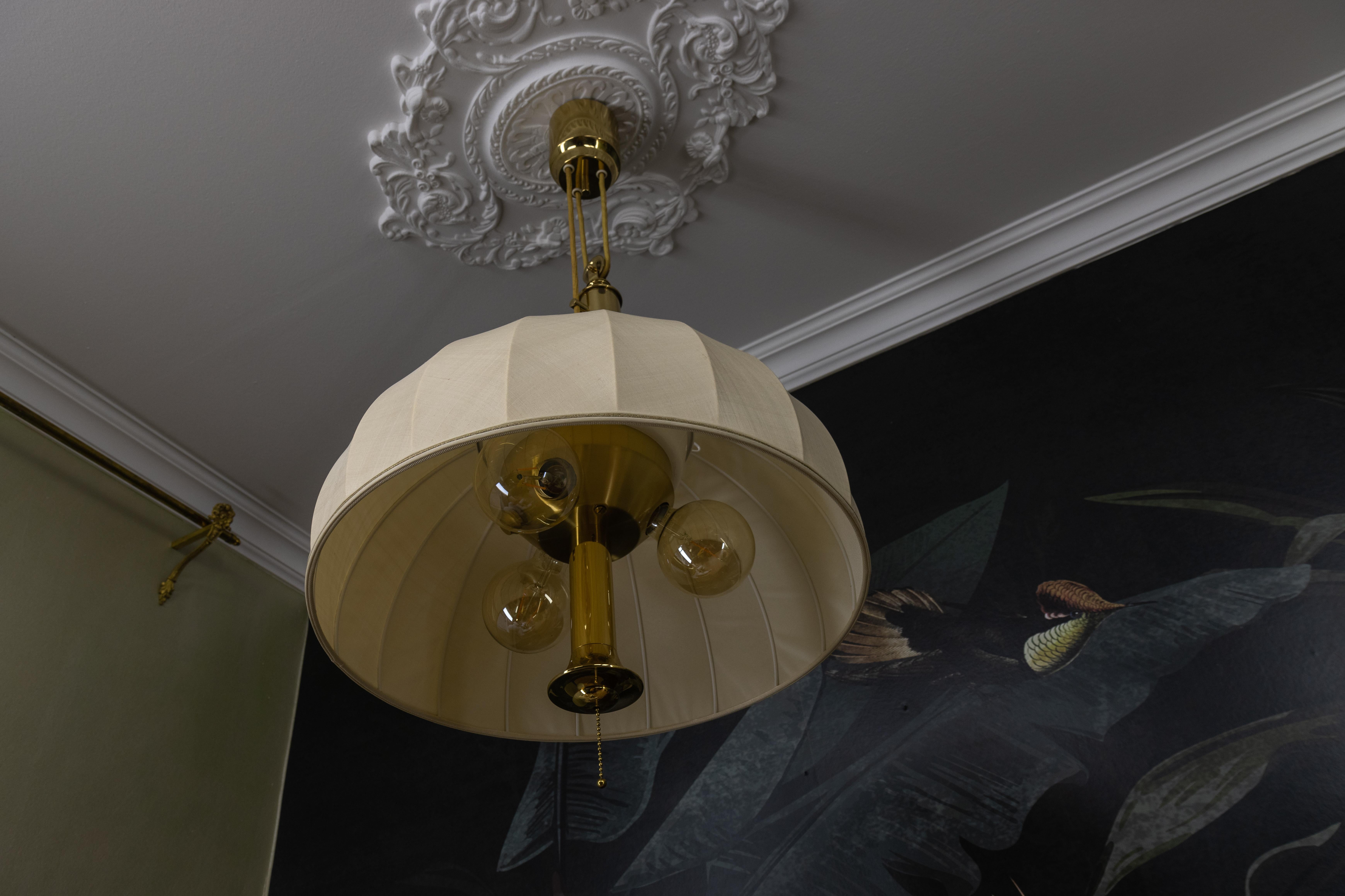 Lampada a sospensione a cinque luci con paralume in ottone e tessuto di grandi dimensioni e altezza regolabile in vendita 4
