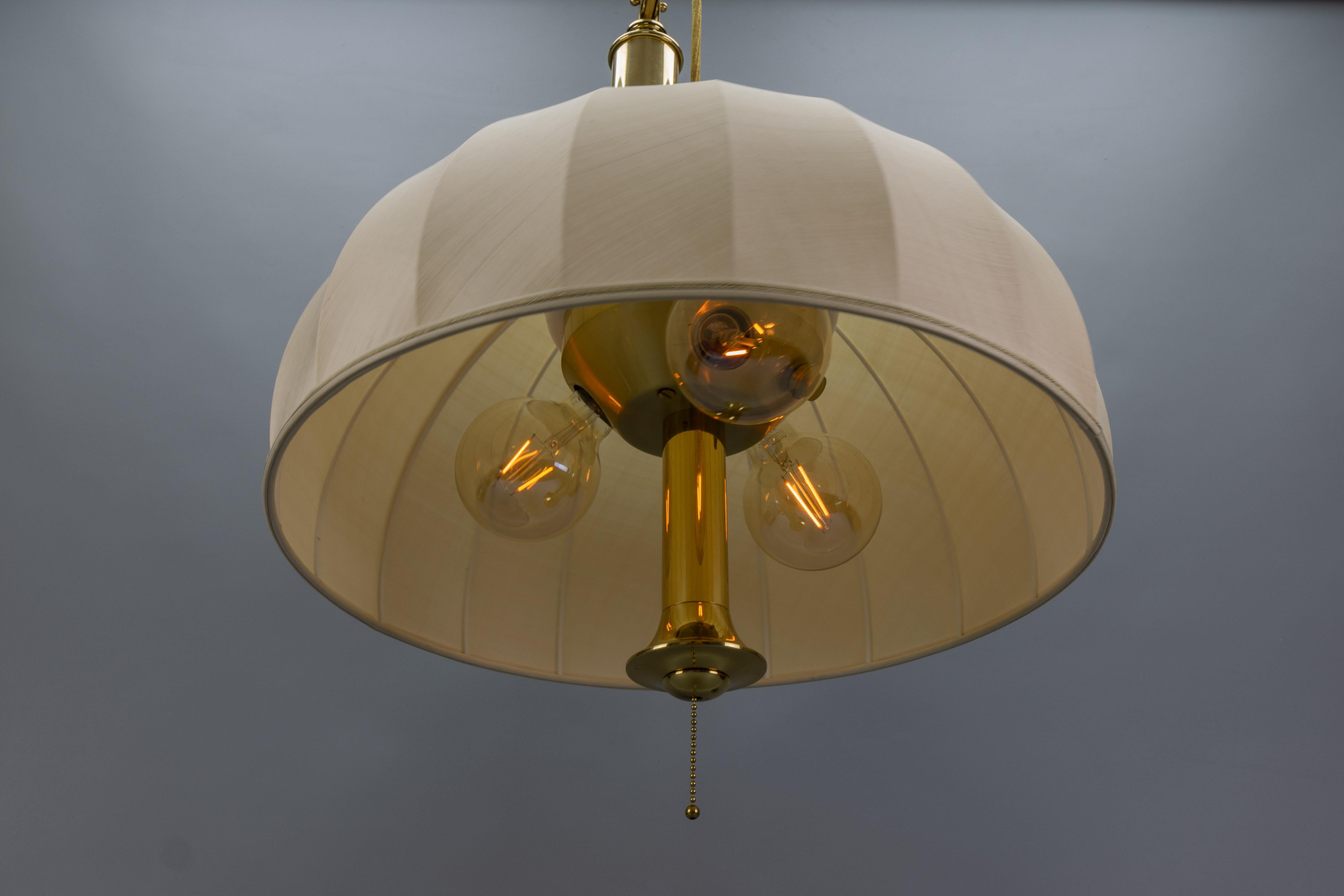 Lampada a sospensione a cinque luci con paralume in ottone e tessuto di grandi dimensioni e altezza regolabile in vendita 5