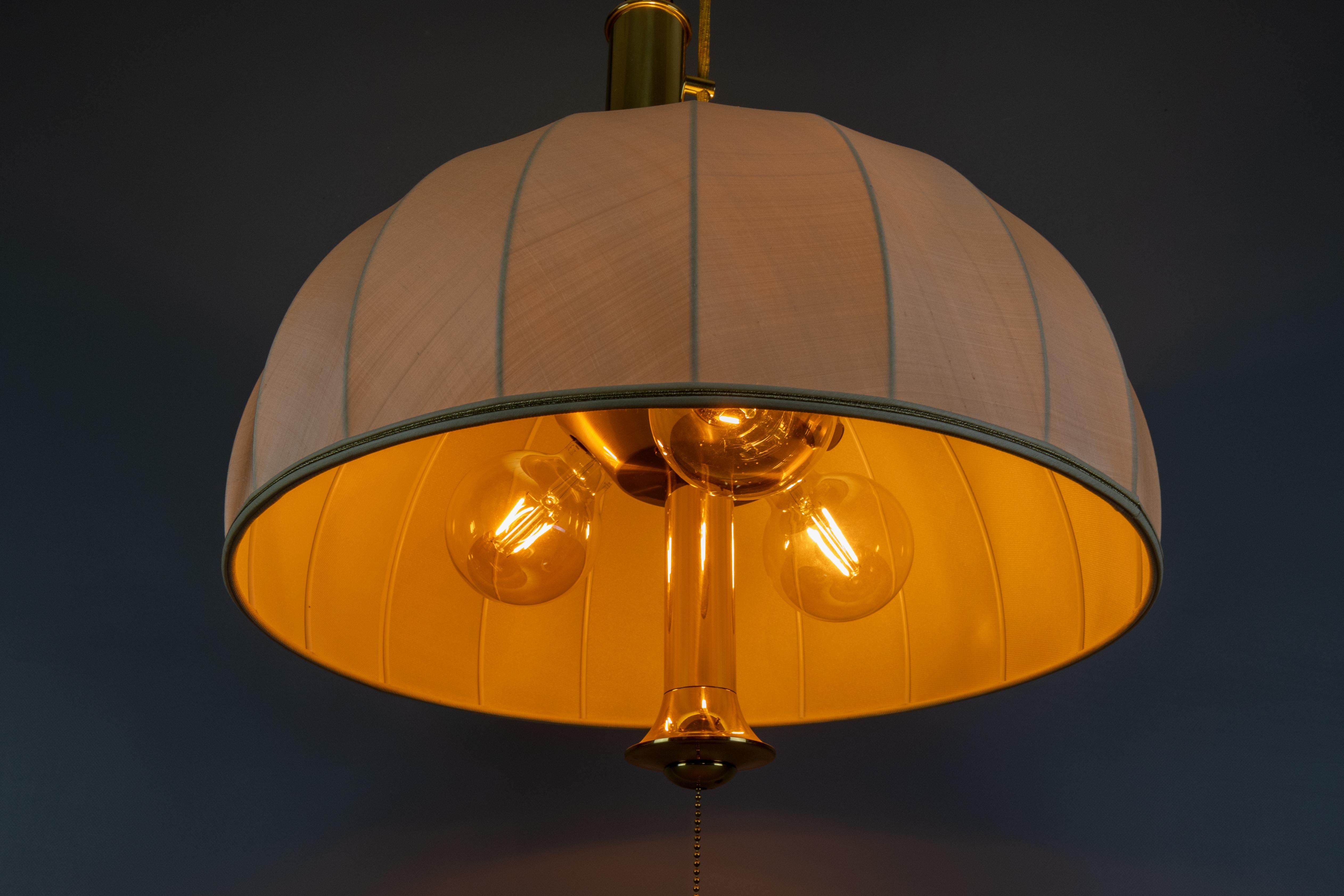 Lampada a sospensione a cinque luci con paralume in ottone e tessuto di grandi dimensioni e altezza regolabile in vendita 6