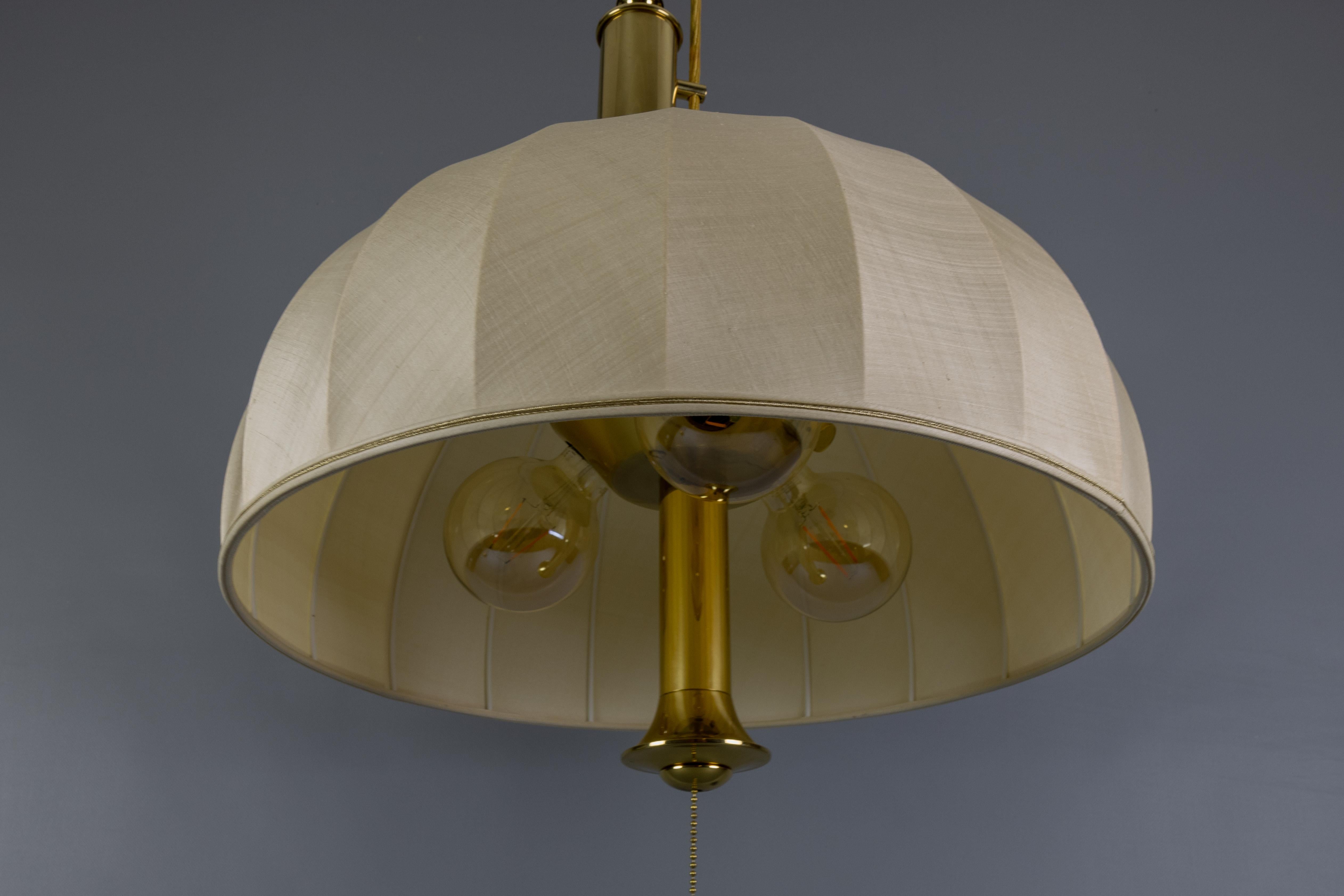 Lampada a sospensione a cinque luci con paralume in ottone e tessuto di grandi dimensioni e altezza regolabile in vendita 7