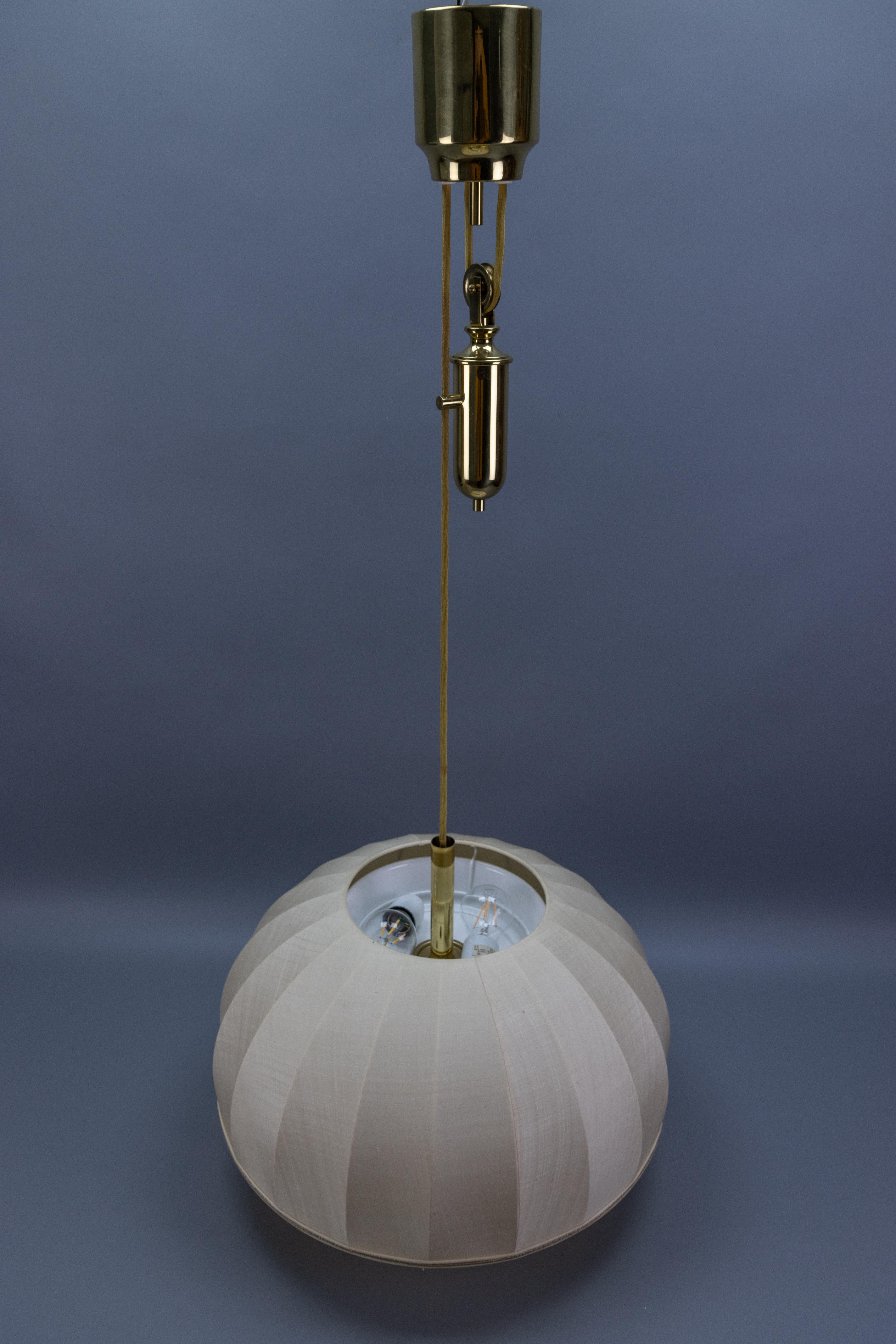 Lampada a sospensione a cinque luci con paralume in ottone e tessuto di grandi dimensioni e altezza regolabile in vendita 8