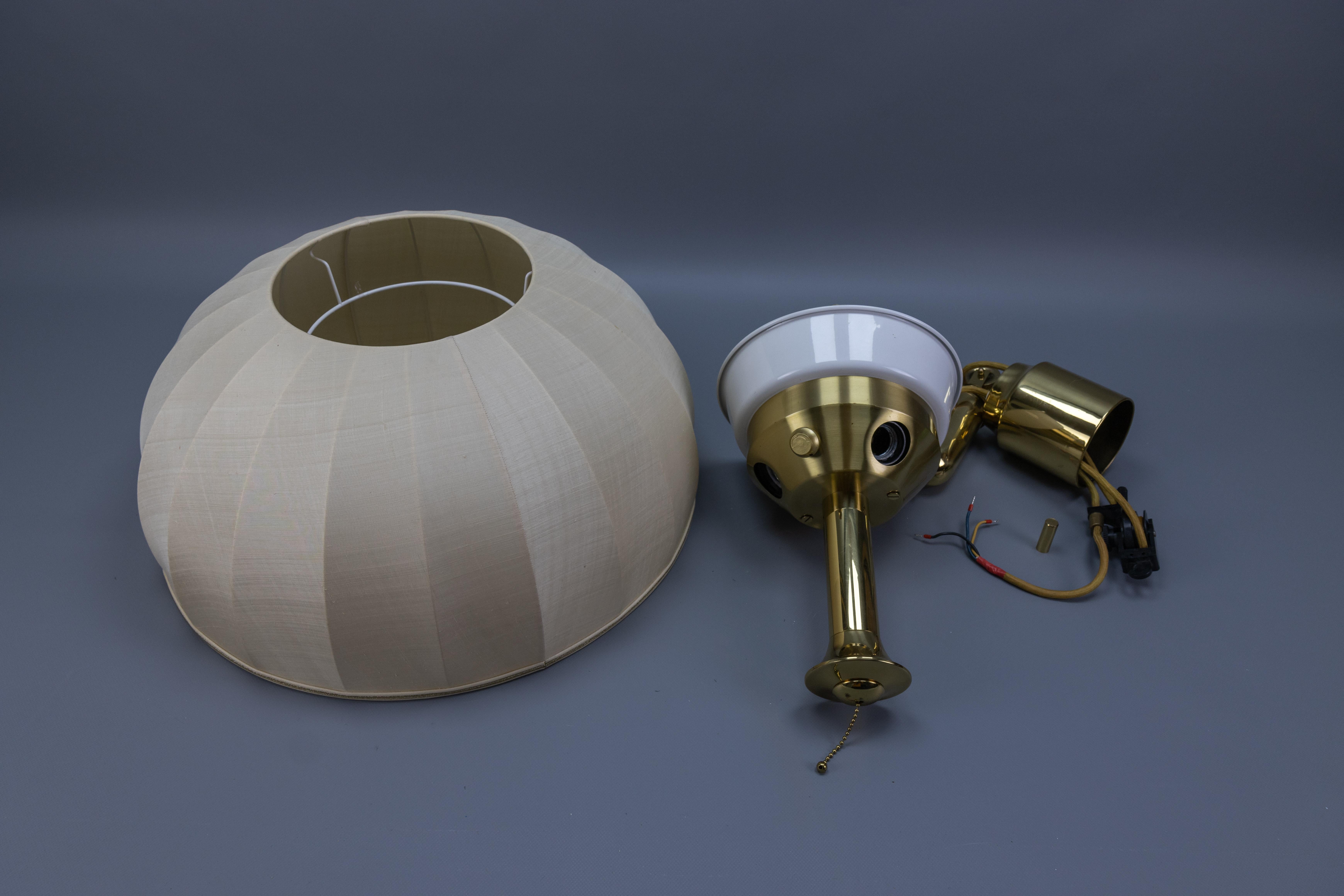Lampada a sospensione a cinque luci con paralume in ottone e tessuto di grandi dimensioni e altezza regolabile in vendita 9