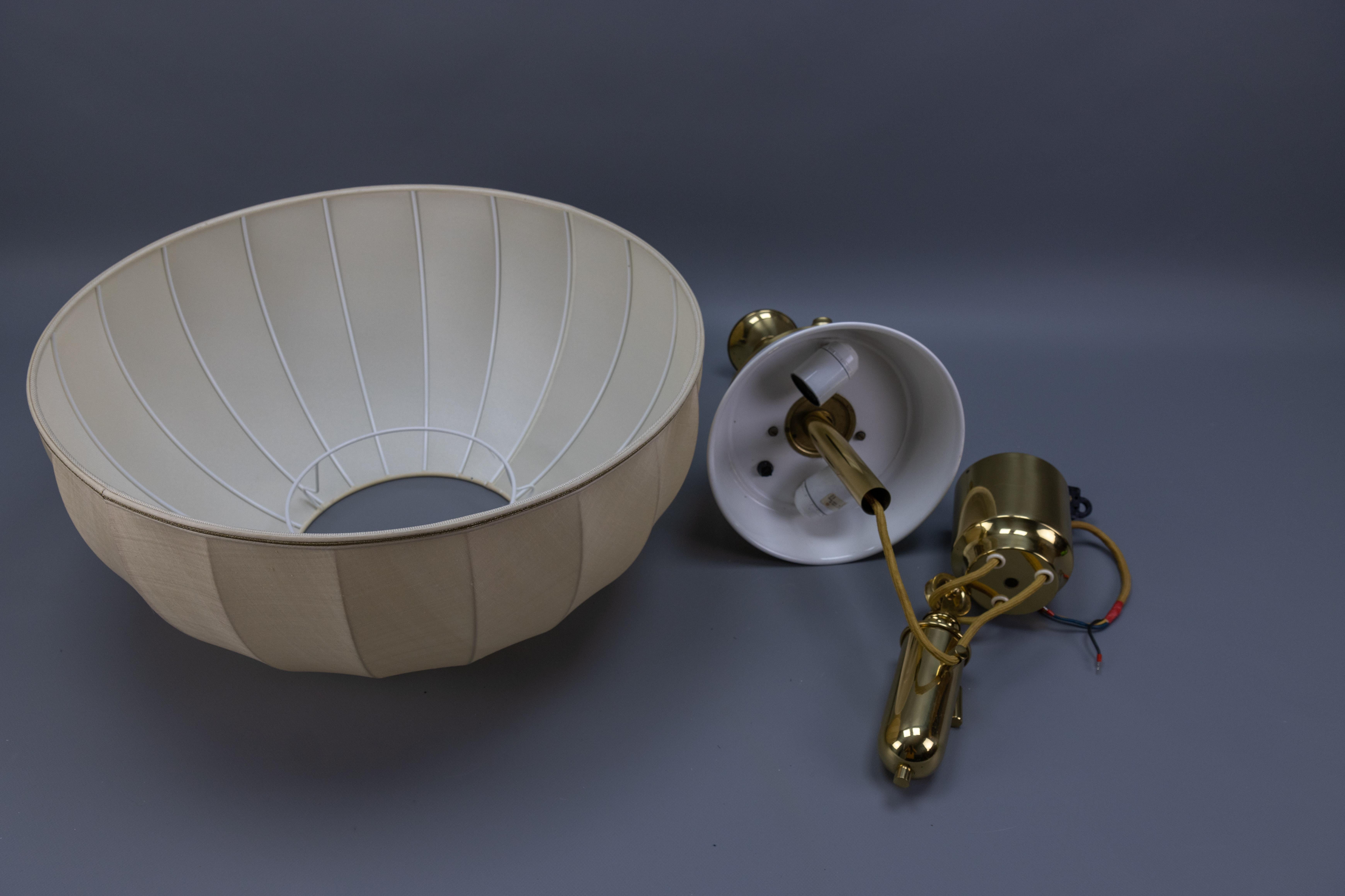 Lampada a sospensione a cinque luci con paralume in ottone e tessuto di grandi dimensioni e altezza regolabile in vendita 12