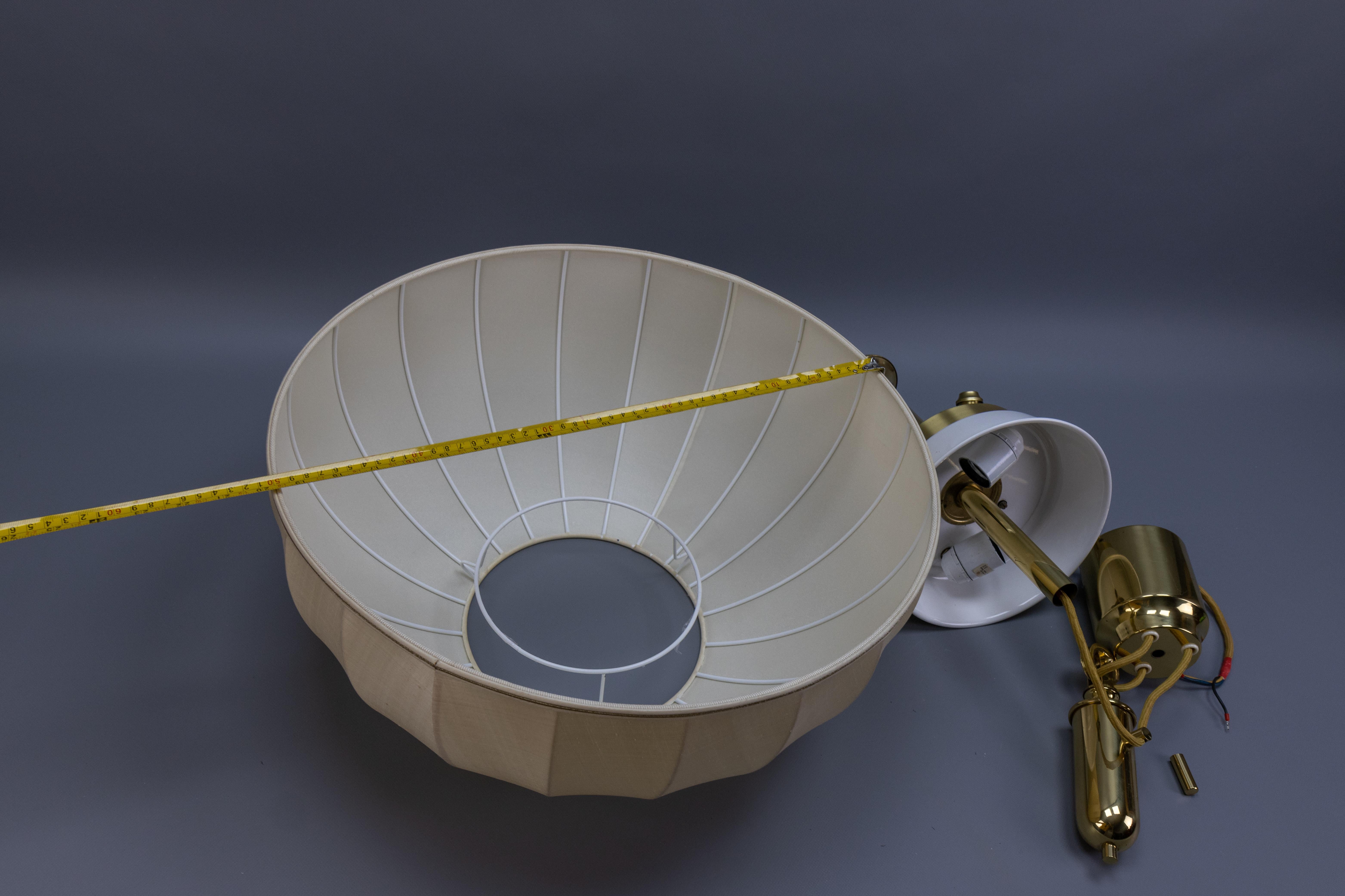 Lampada a sospensione a cinque luci con paralume in ottone e tessuto di grandi dimensioni e altezza regolabile in vendita 13