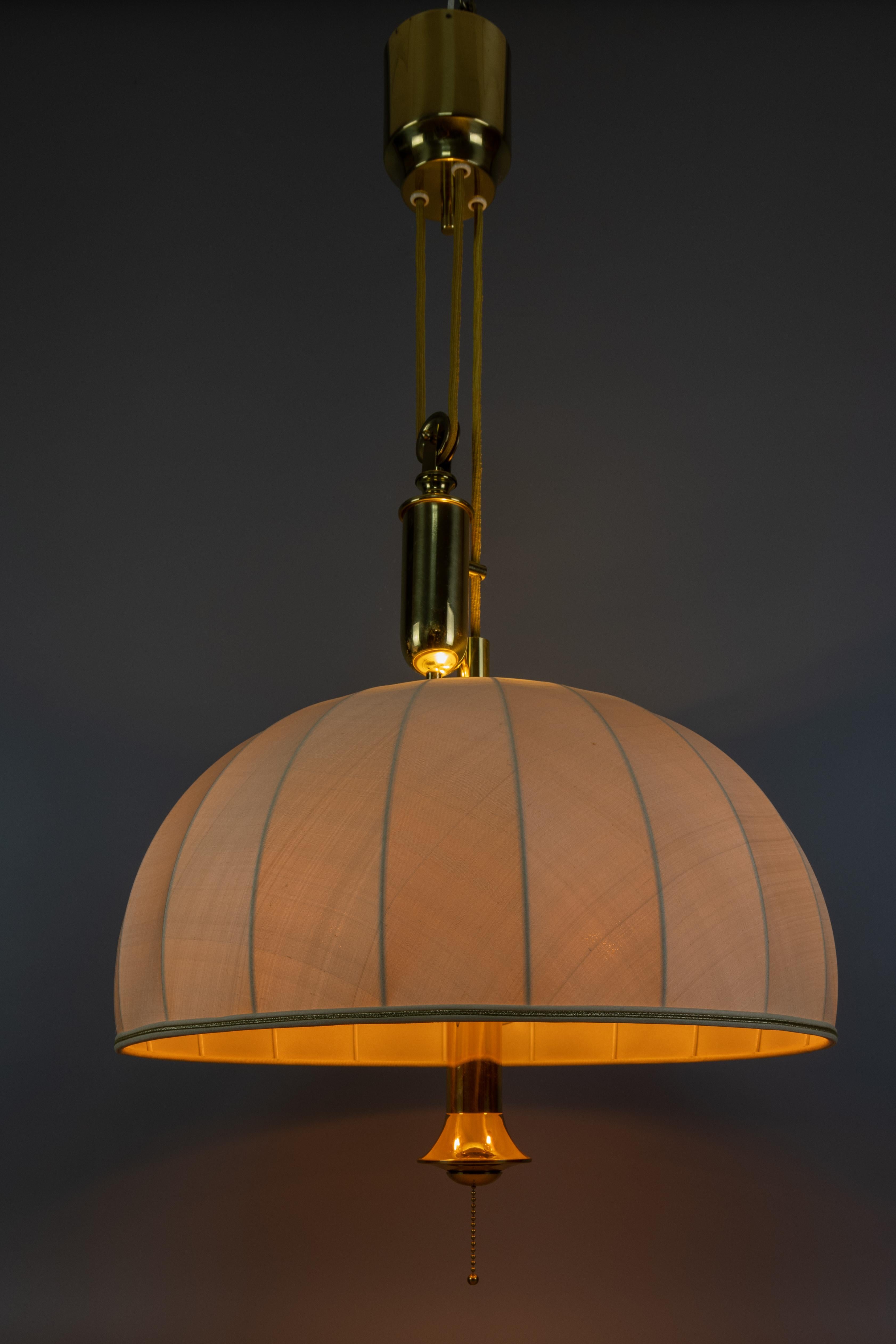 Scandinavo moderno Lampada a sospensione a cinque luci con paralume in ottone e tessuto di grandi dimensioni e altezza regolabile in vendita