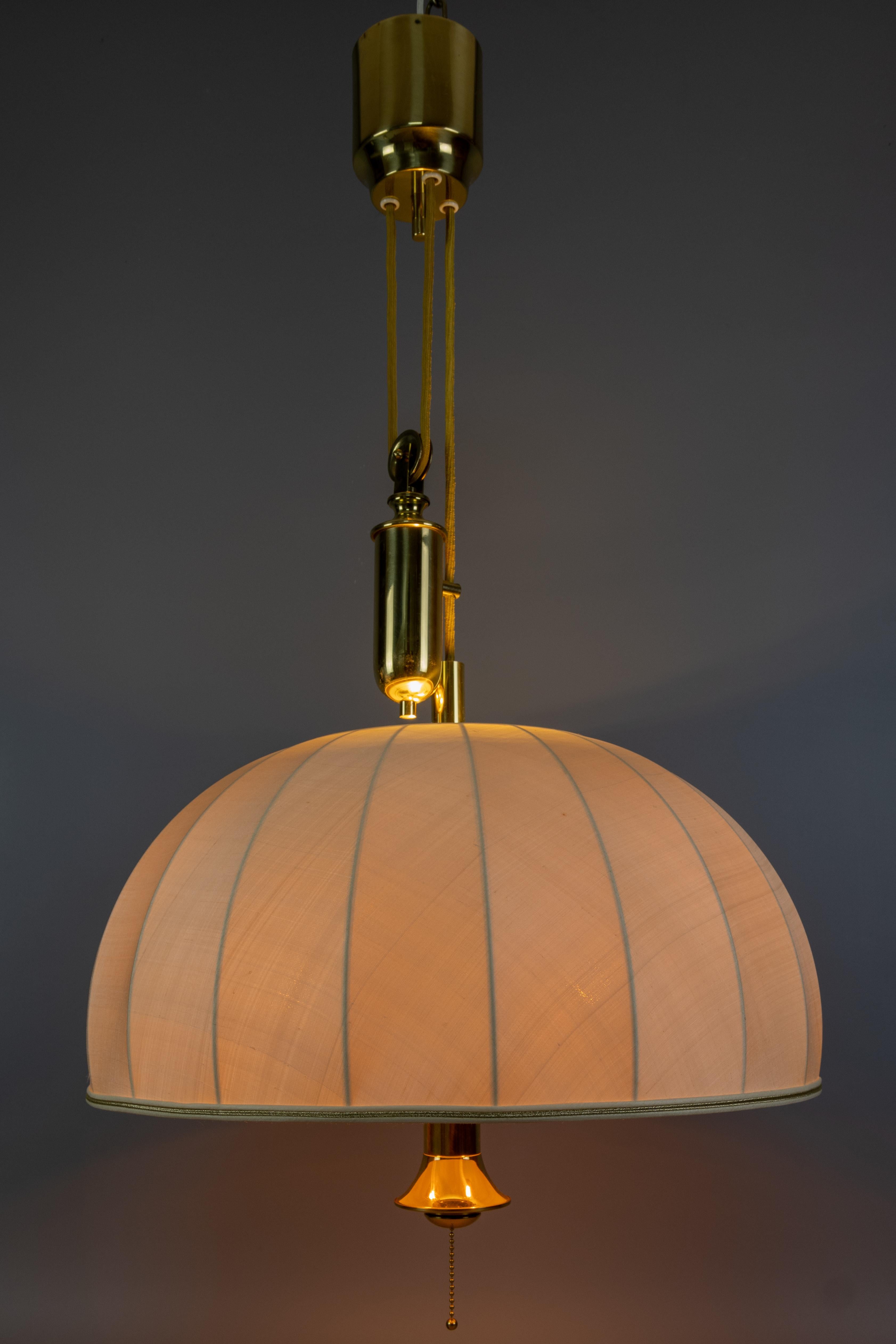 Tedesco Lampada a sospensione a cinque luci con paralume in ottone e tessuto di grandi dimensioni e altezza regolabile in vendita