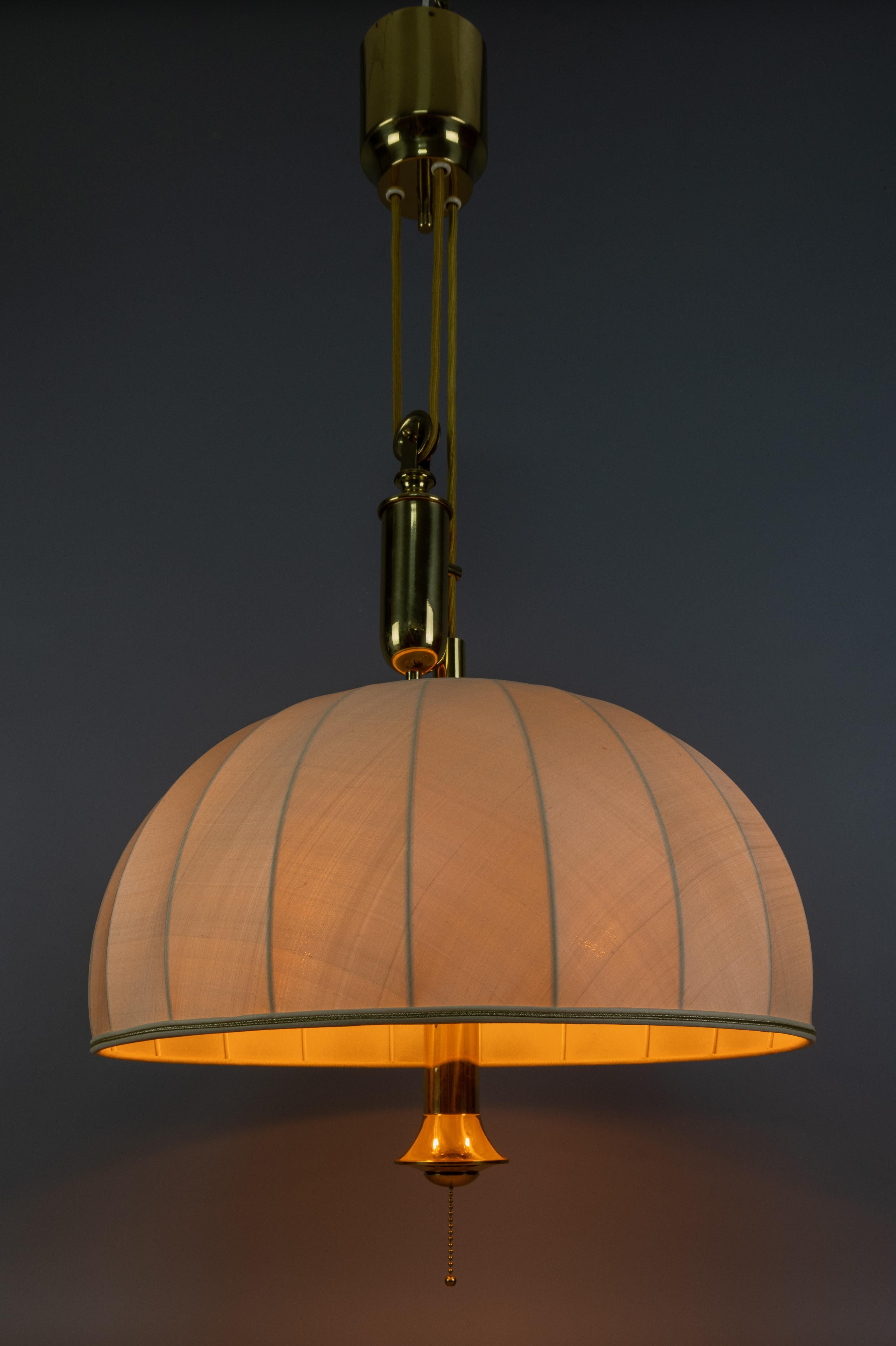 Lampada a sospensione a cinque luci con paralume in ottone e tessuto di grandi dimensioni e altezza regolabile In condizioni buone in vendita a Barntrup, DE