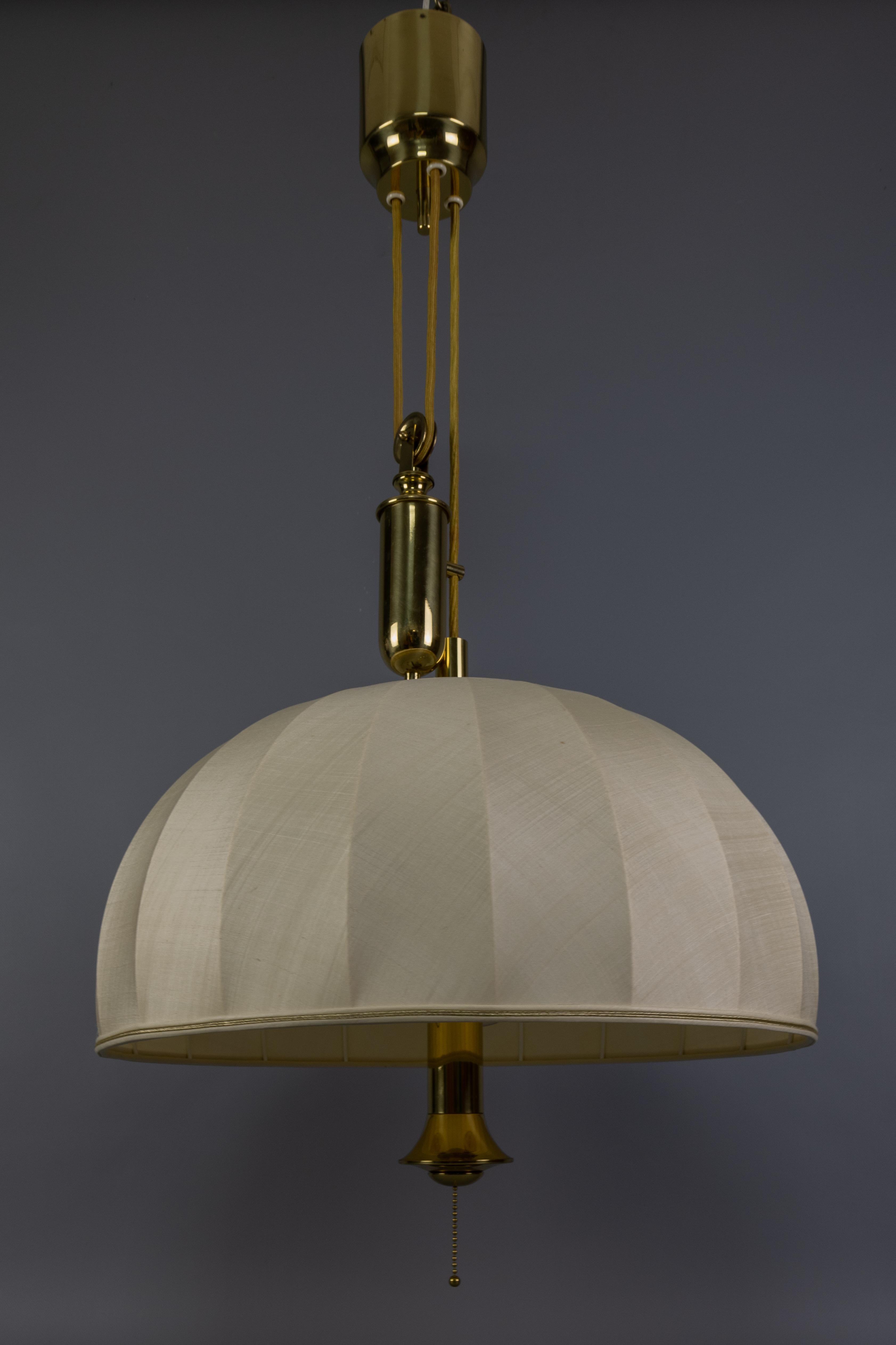 Fine XX secolo Lampada a sospensione a cinque luci con paralume in ottone e tessuto di grandi dimensioni e altezza regolabile in vendita