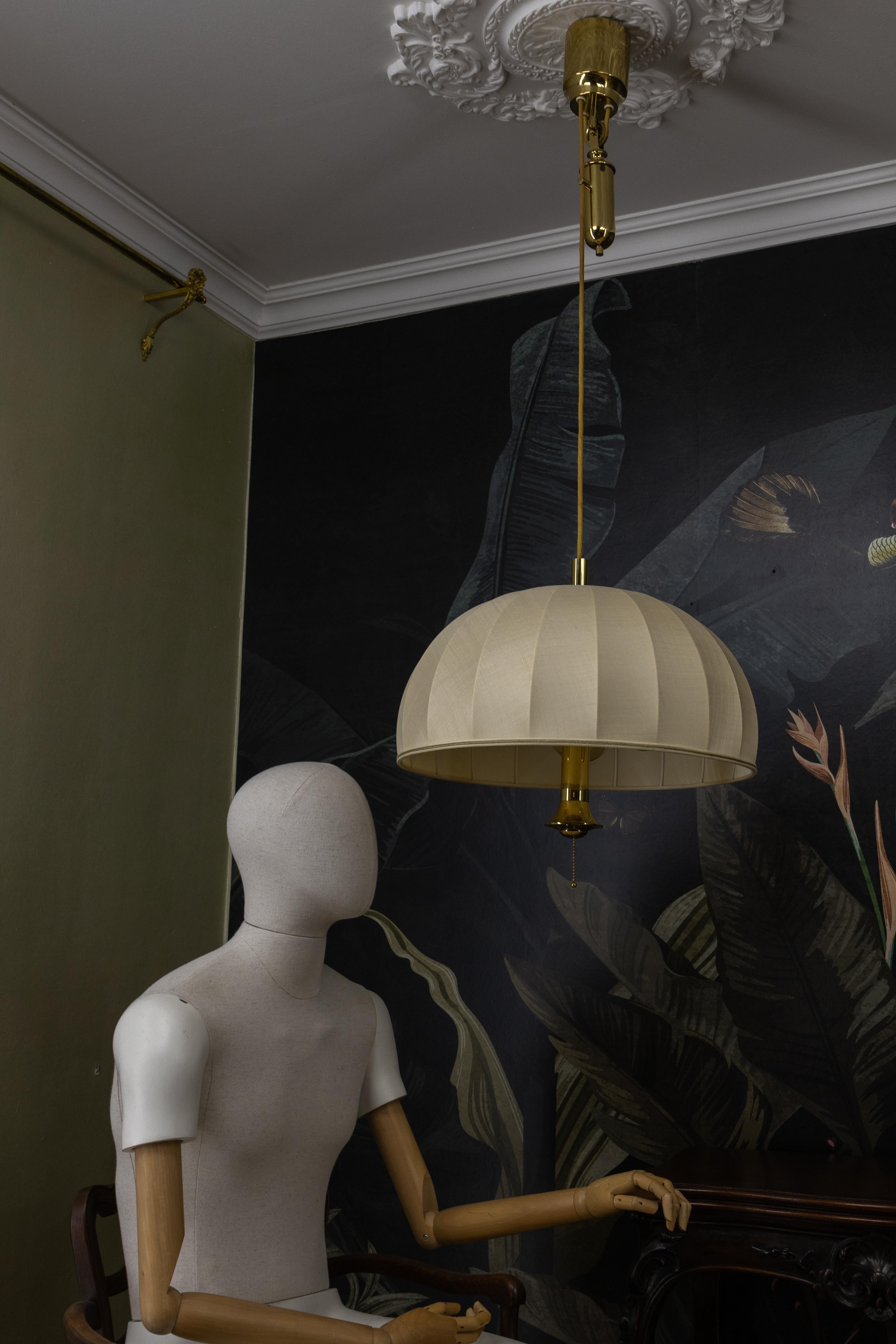 Metallo Lampada a sospensione a cinque luci con paralume in ottone e tessuto di grandi dimensioni e altezza regolabile in vendita