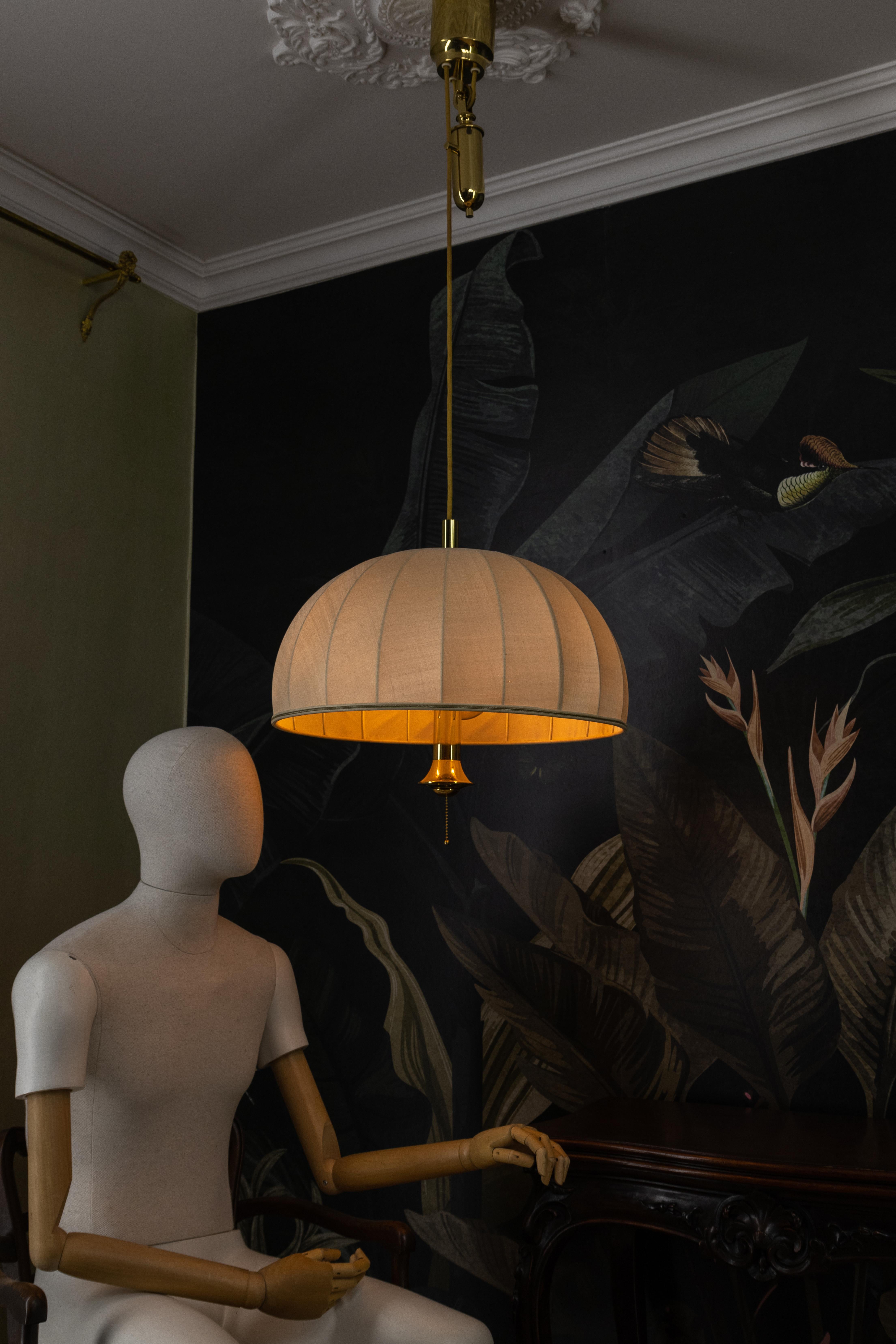 Lampada a sospensione a cinque luci con paralume in ottone e tessuto di grandi dimensioni e altezza regolabile in vendita 1