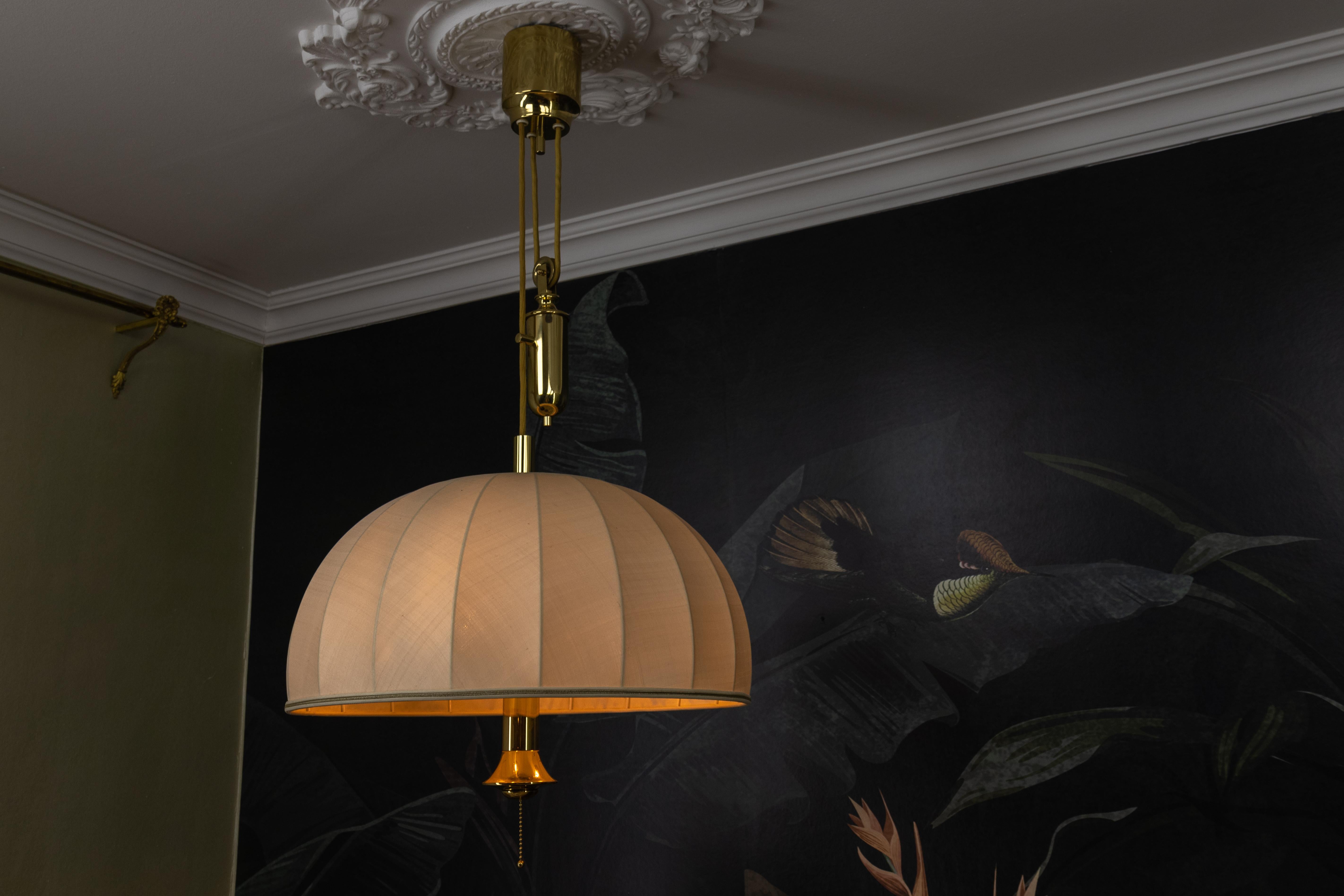 Lampada a sospensione a cinque luci con paralume in ottone e tessuto di grandi dimensioni e altezza regolabile in vendita 2