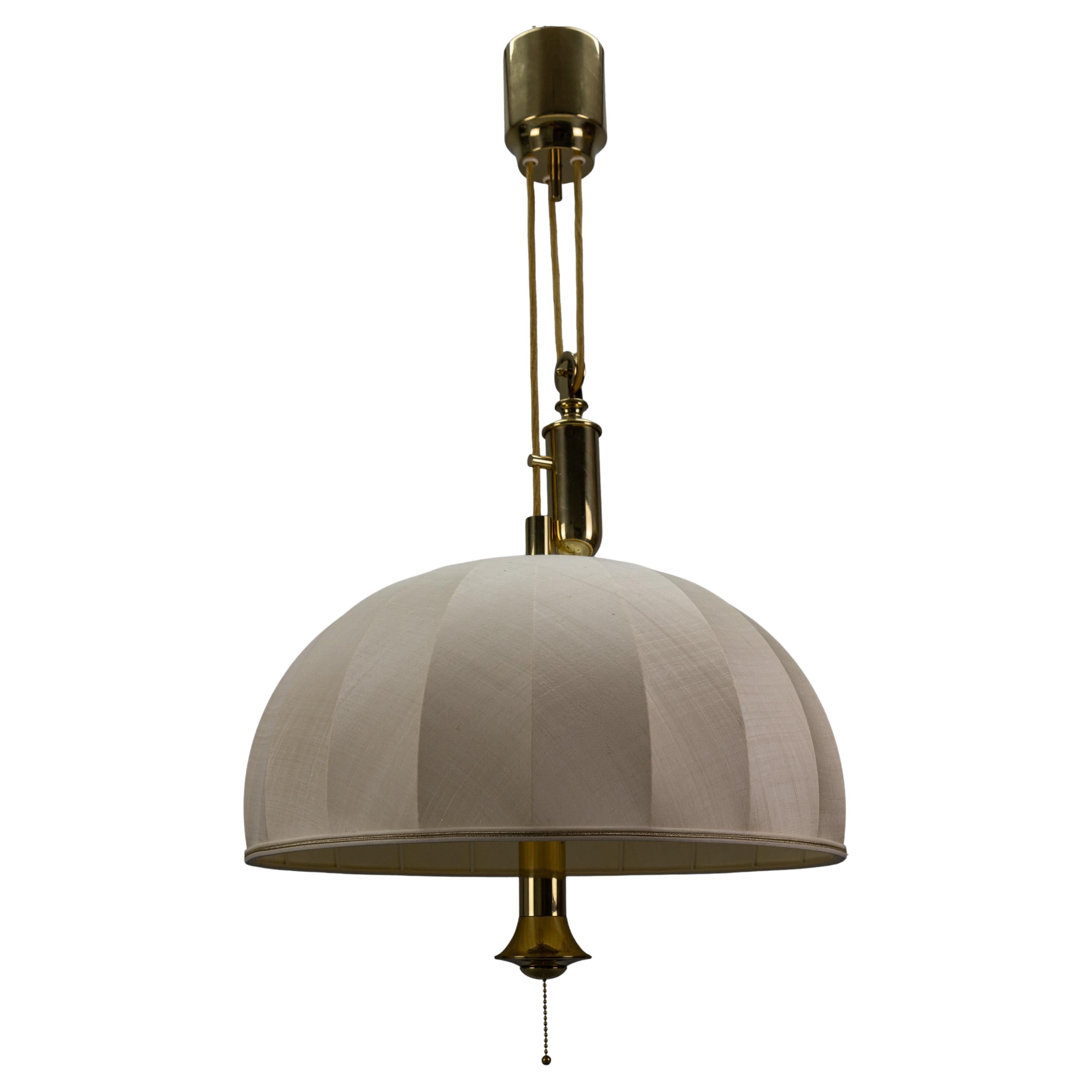 Lampada a sospensione a cinque luci con paralume in ottone e tessuto di grandi dimensioni e altezza regolabile in vendita