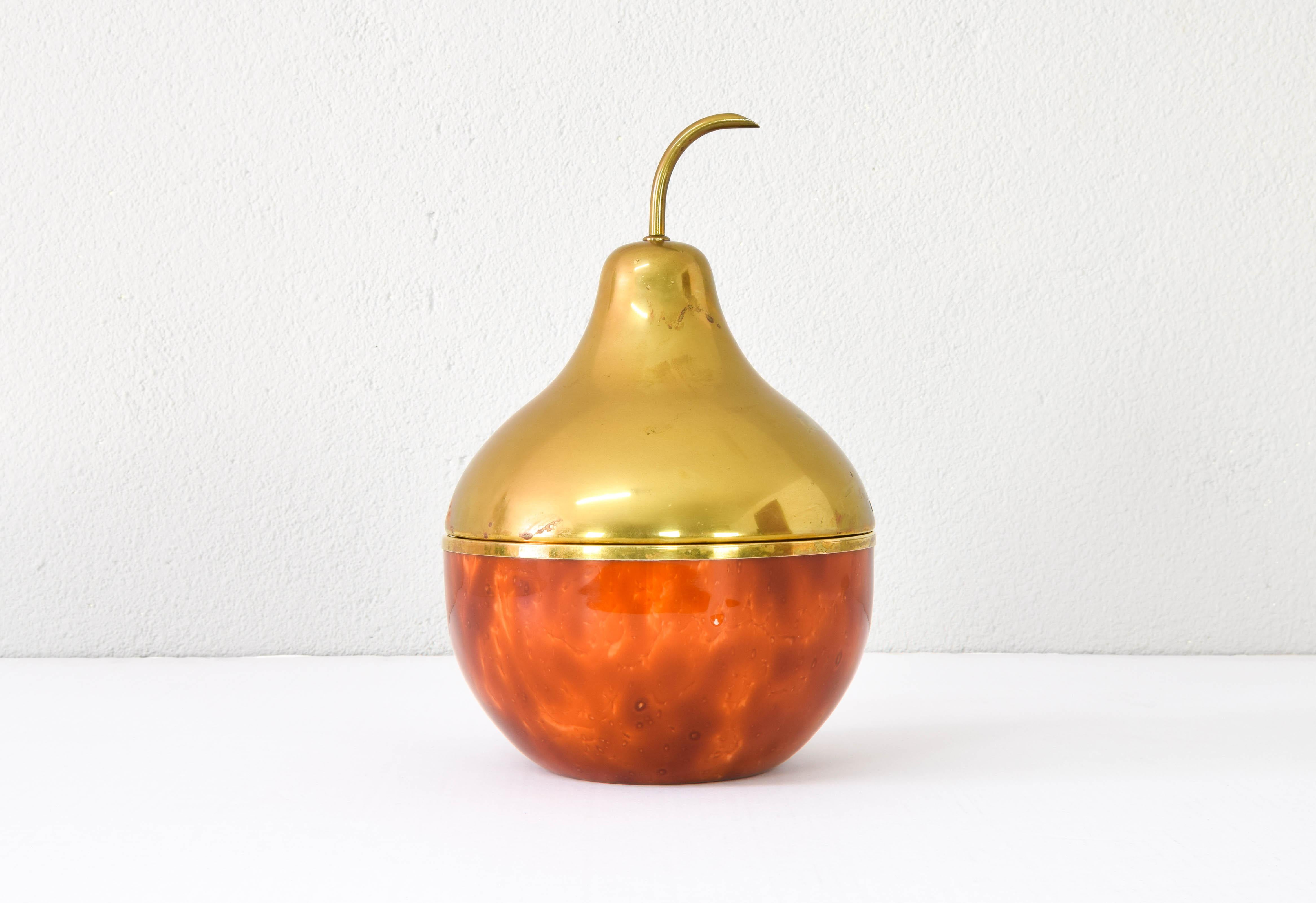 Tremendously attractive.
This oversized pear-shaped Italian ice bucket in the style of Mauro Manetti is a truly irresistible piece.
Its shape, its colors and its combination of materials make it a nice, elegant and daring design bet.

His body