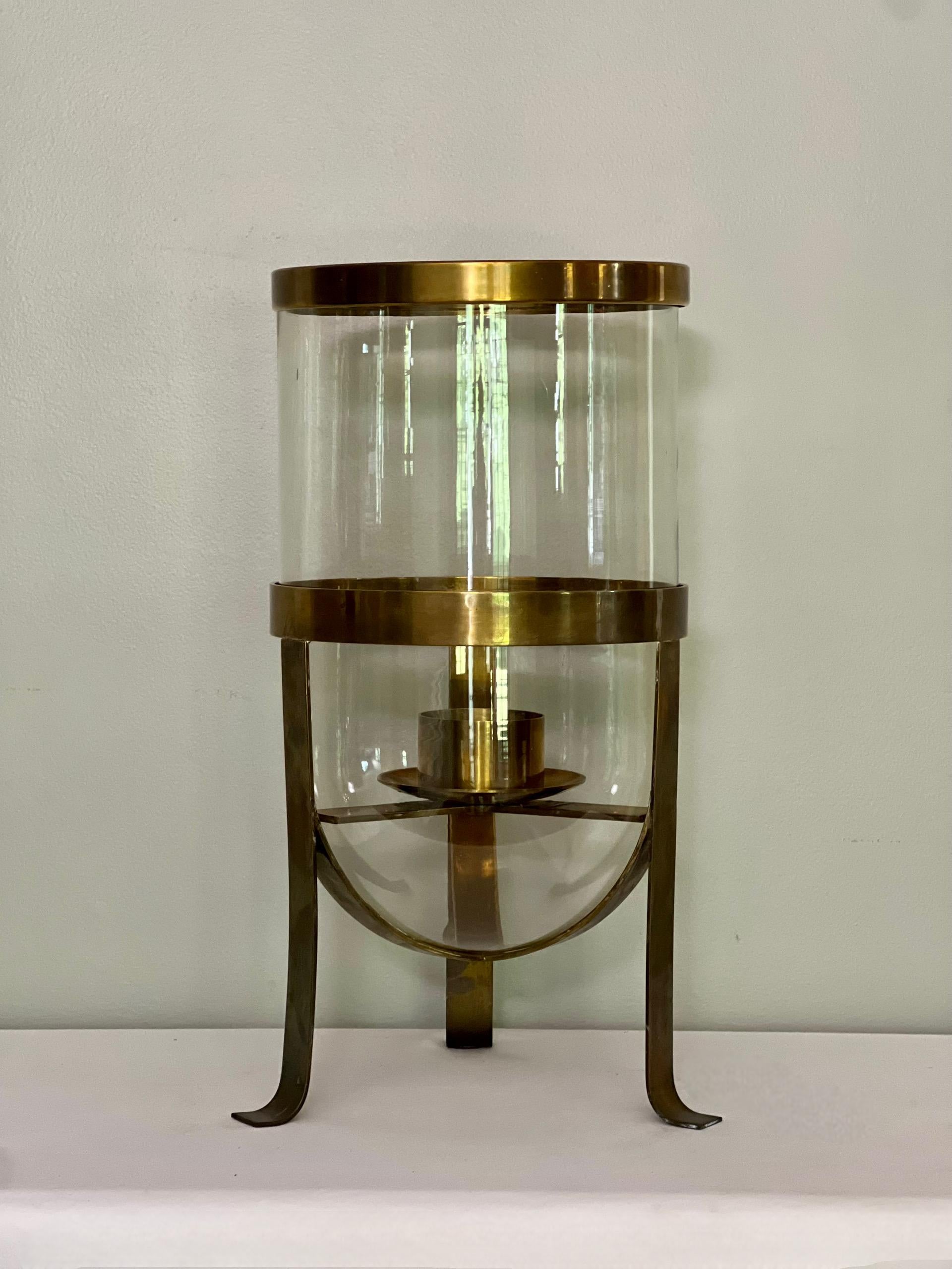 Impressionnant bougeoir-tempête en laiton de grande taille dans le style de Gabriella Crespi par Chapman, 1978.  Une lourde et solide base en laiton plat repose sur trois pieds incurvés et supporte un diffuseur cylindrique en verre soufflé doté d'un