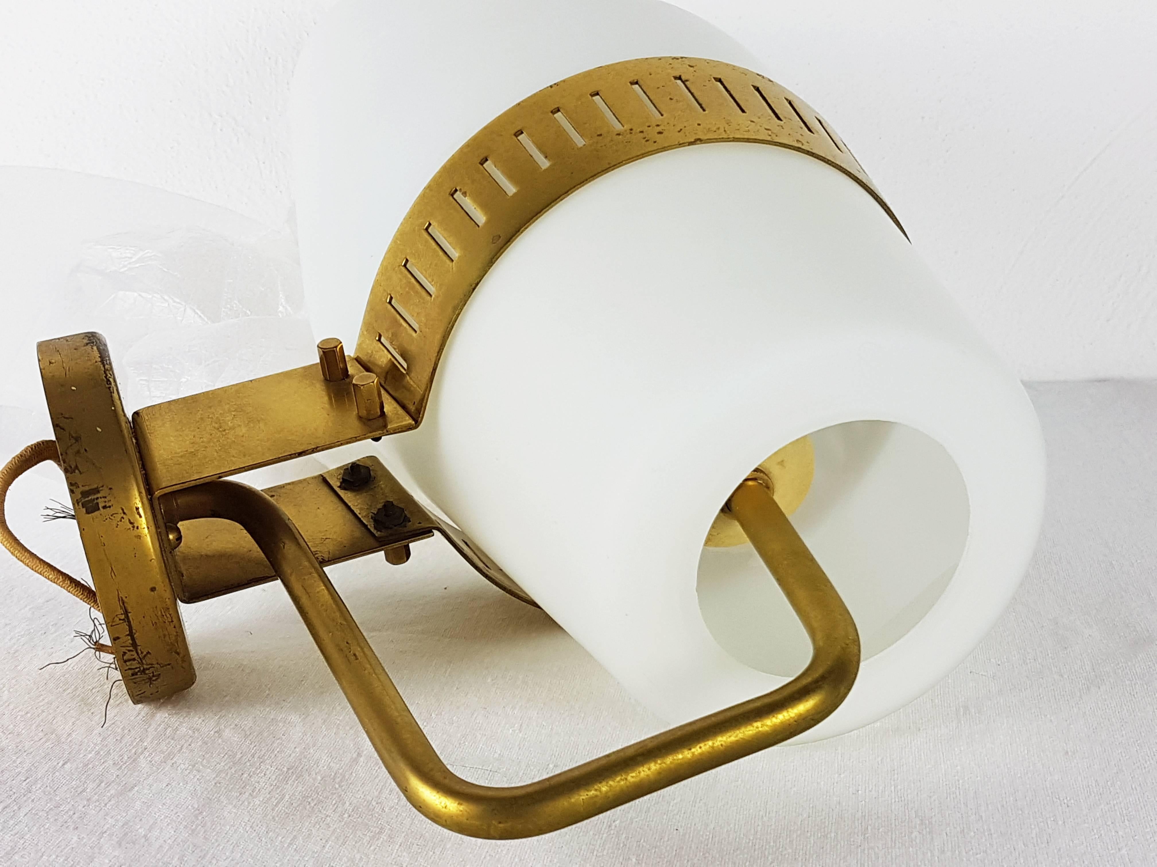 Mid-Century Modern Large Brass and Glass Yellow Label 2078 Sconce from Stilnovo, 1959 For Sale