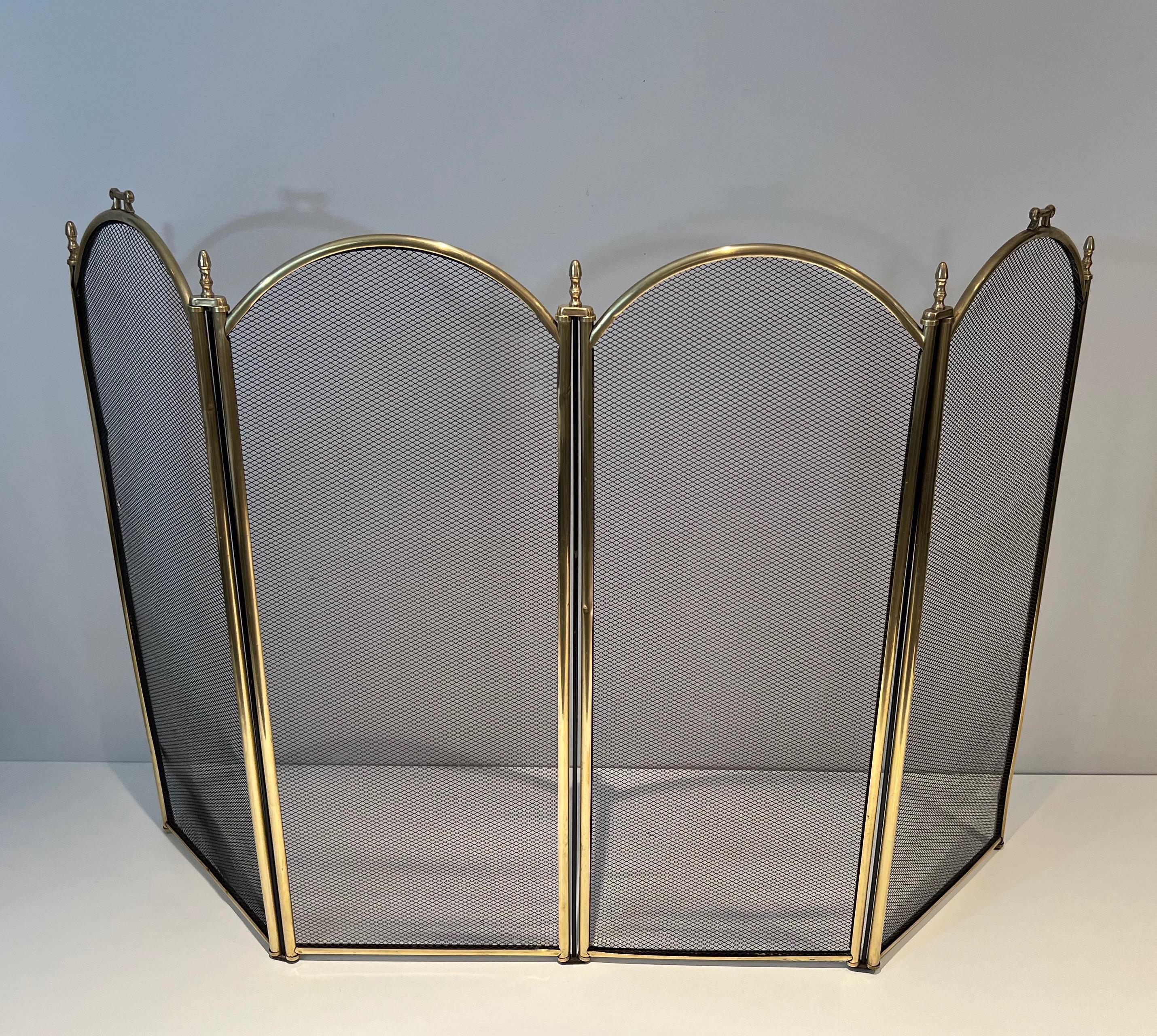 This large 4 panels fireplace screen is made of brass and grilling. This is a French work. Circa 1970.