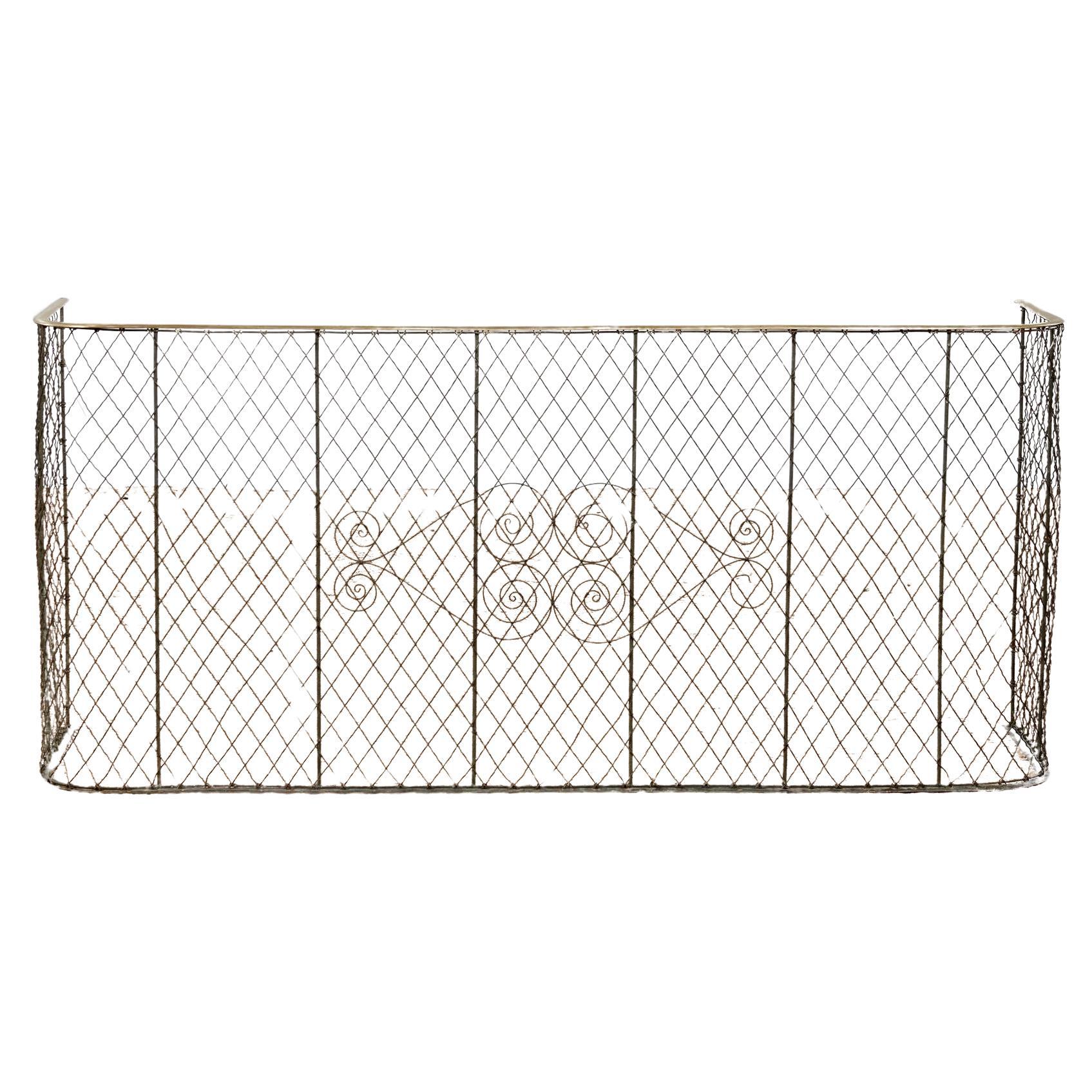 Grande garde d'infirmière décorée de volutes en laiton et en fer - 53" de large