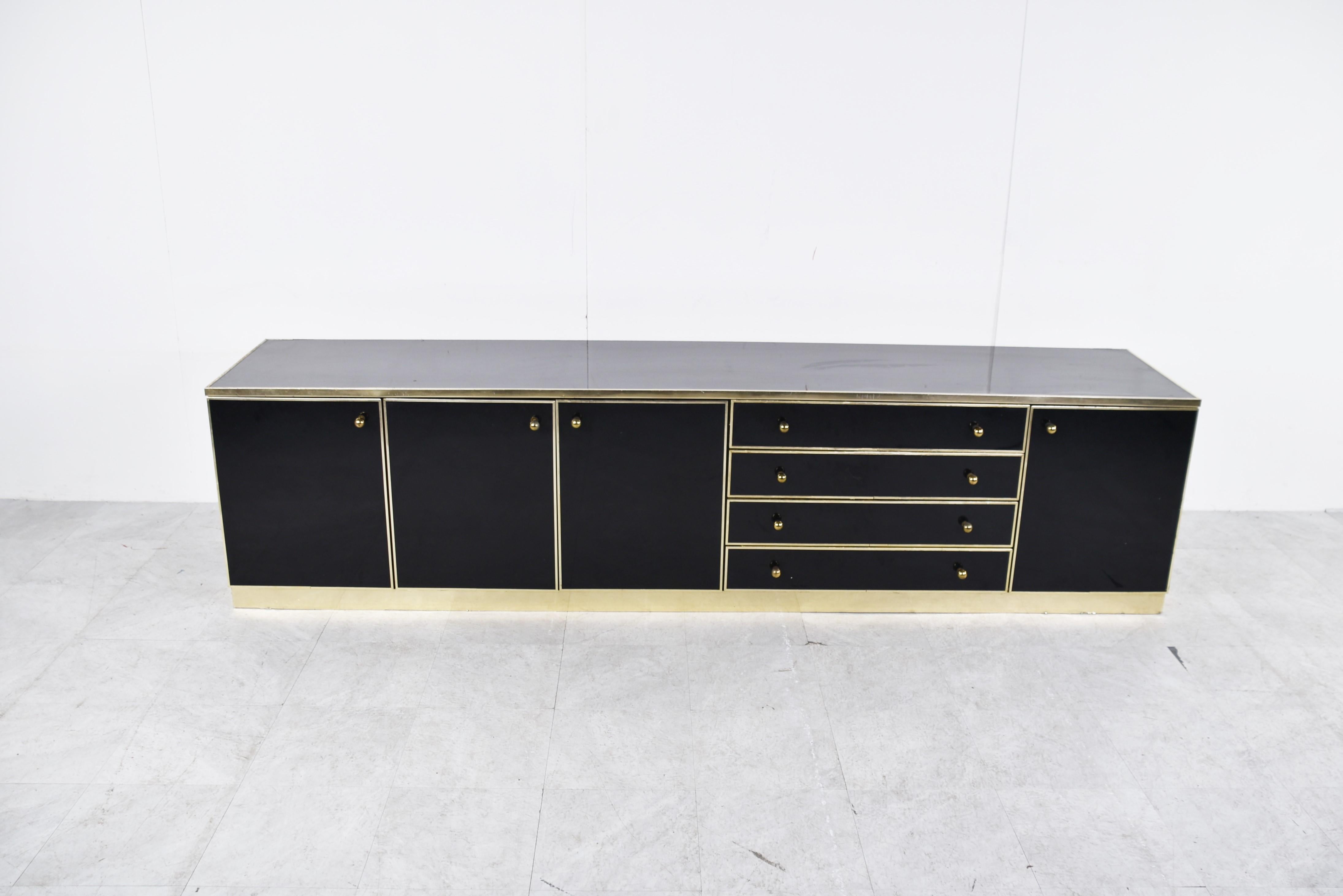 Hollywood Regency Grand buffet en laiton et laque, années 1970