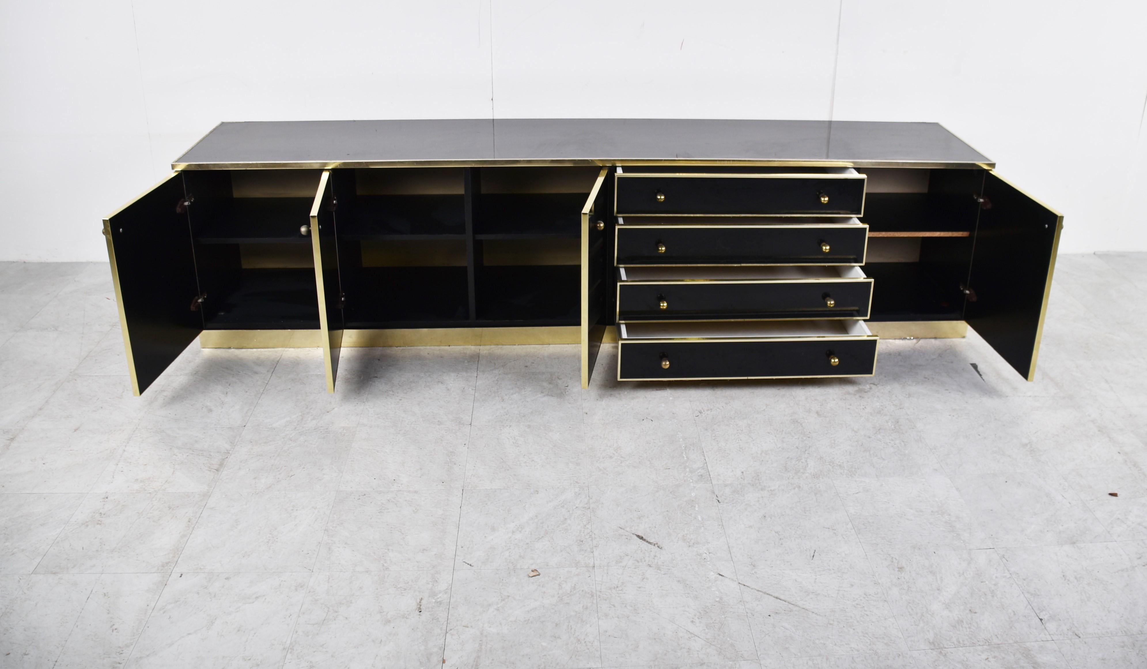 Laiton Grand buffet en laiton et laque, années 1970