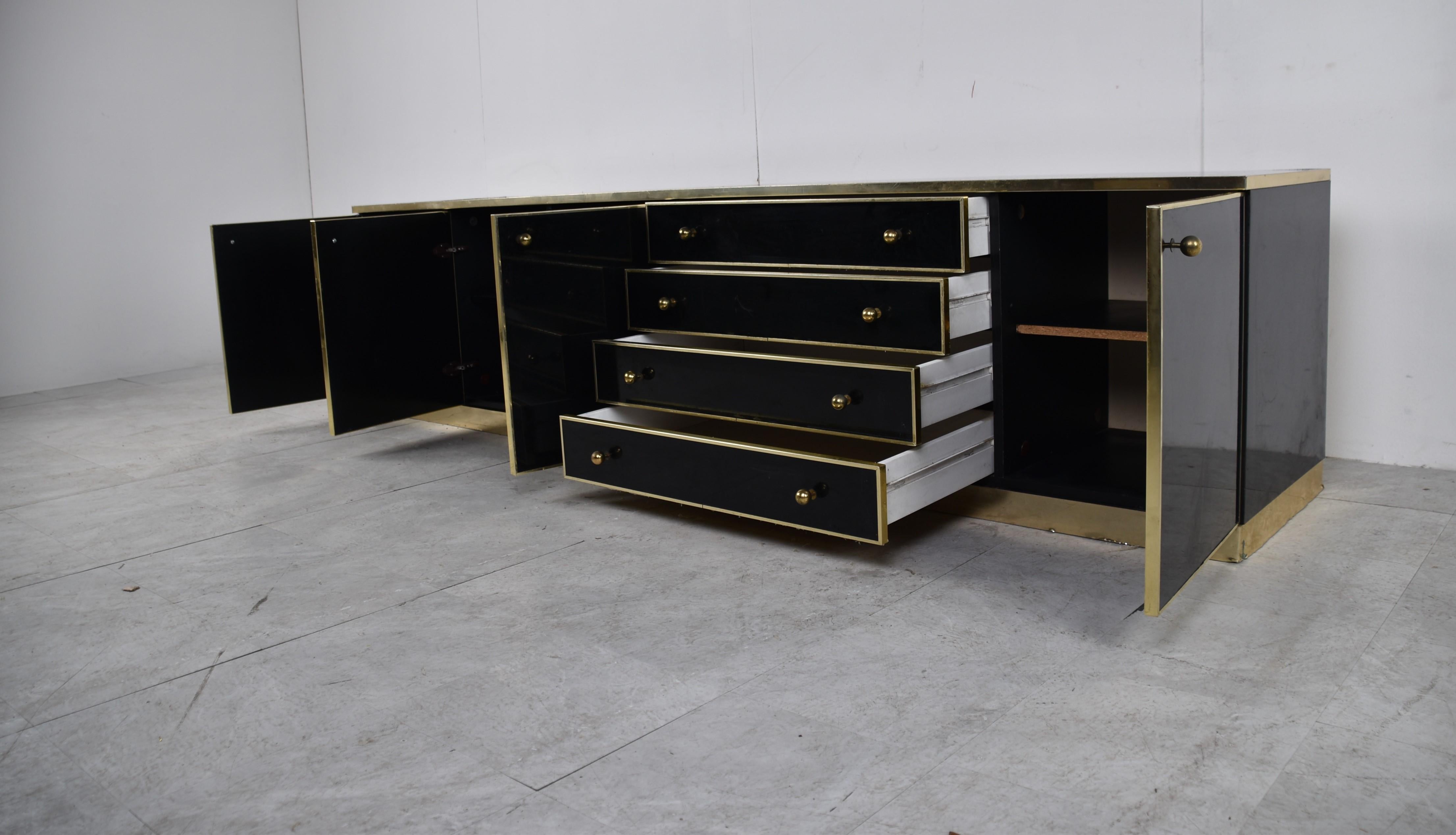 Grand buffet en laiton et laque, années 1970 2