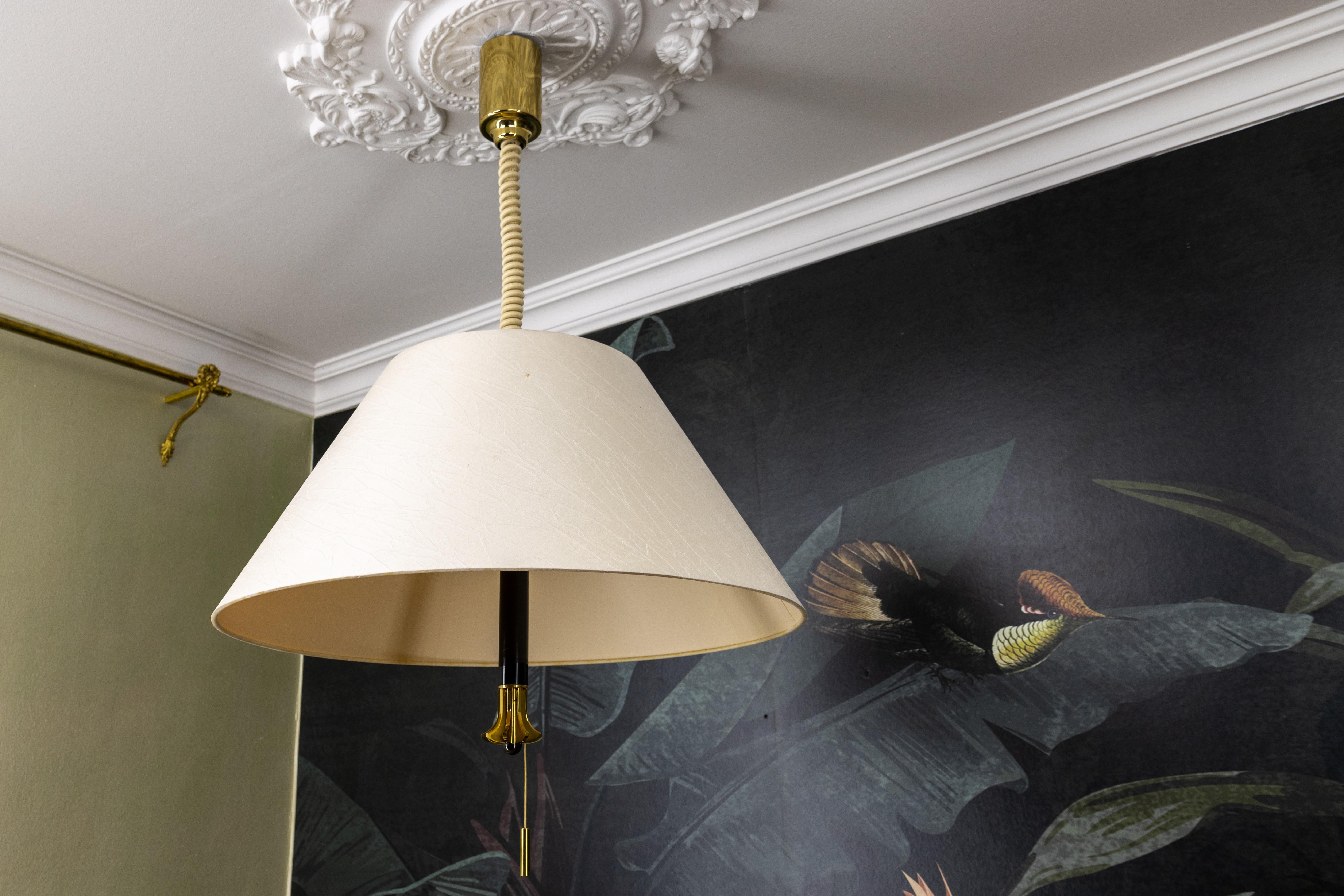 Lampada a sospensione a cinque luci ad altezza regolabile in ottone e paralume beige chiaro in vendita 4
