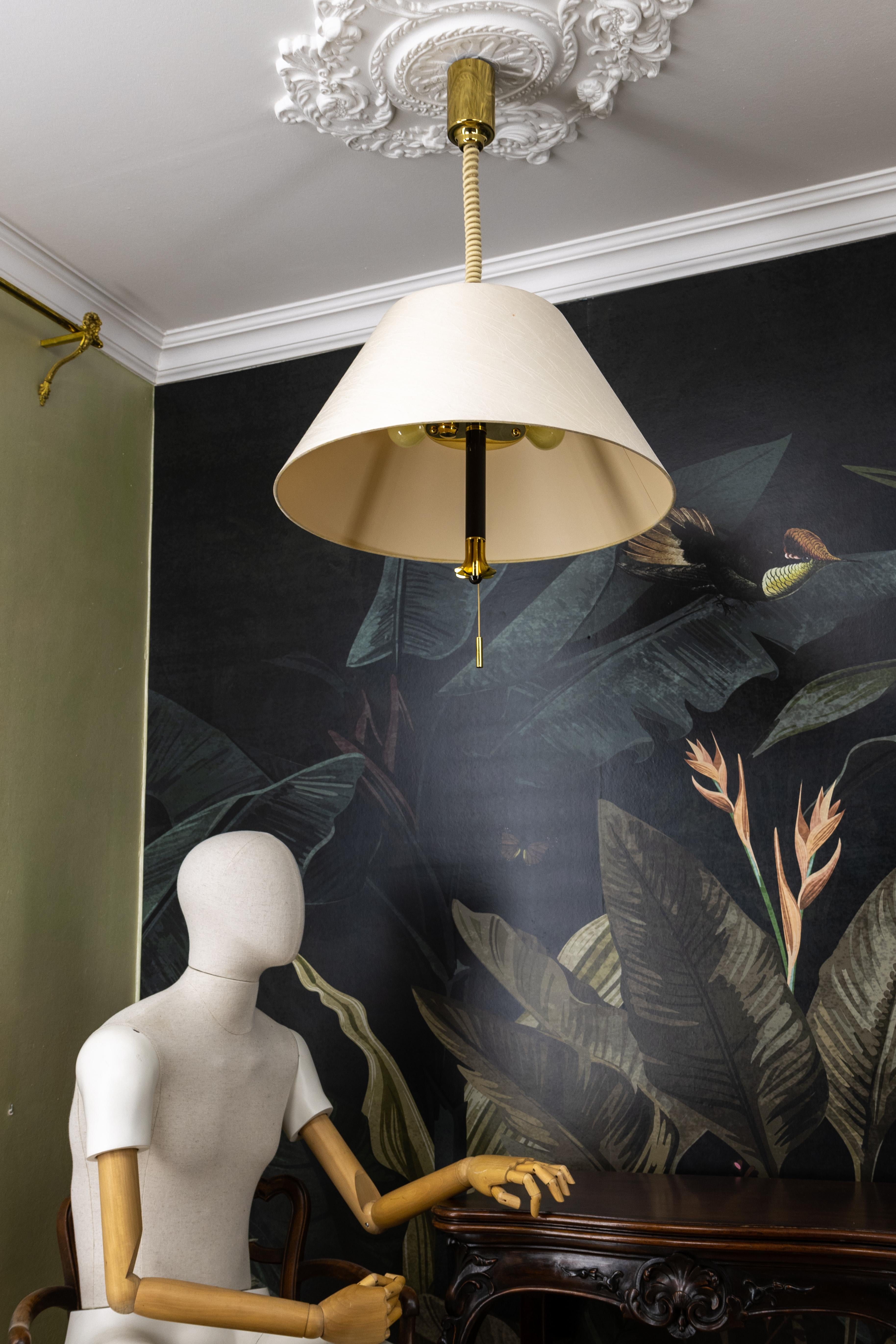 Lampada a sospensione a cinque luci ad altezza regolabile in ottone e paralume beige chiaro in vendita 5