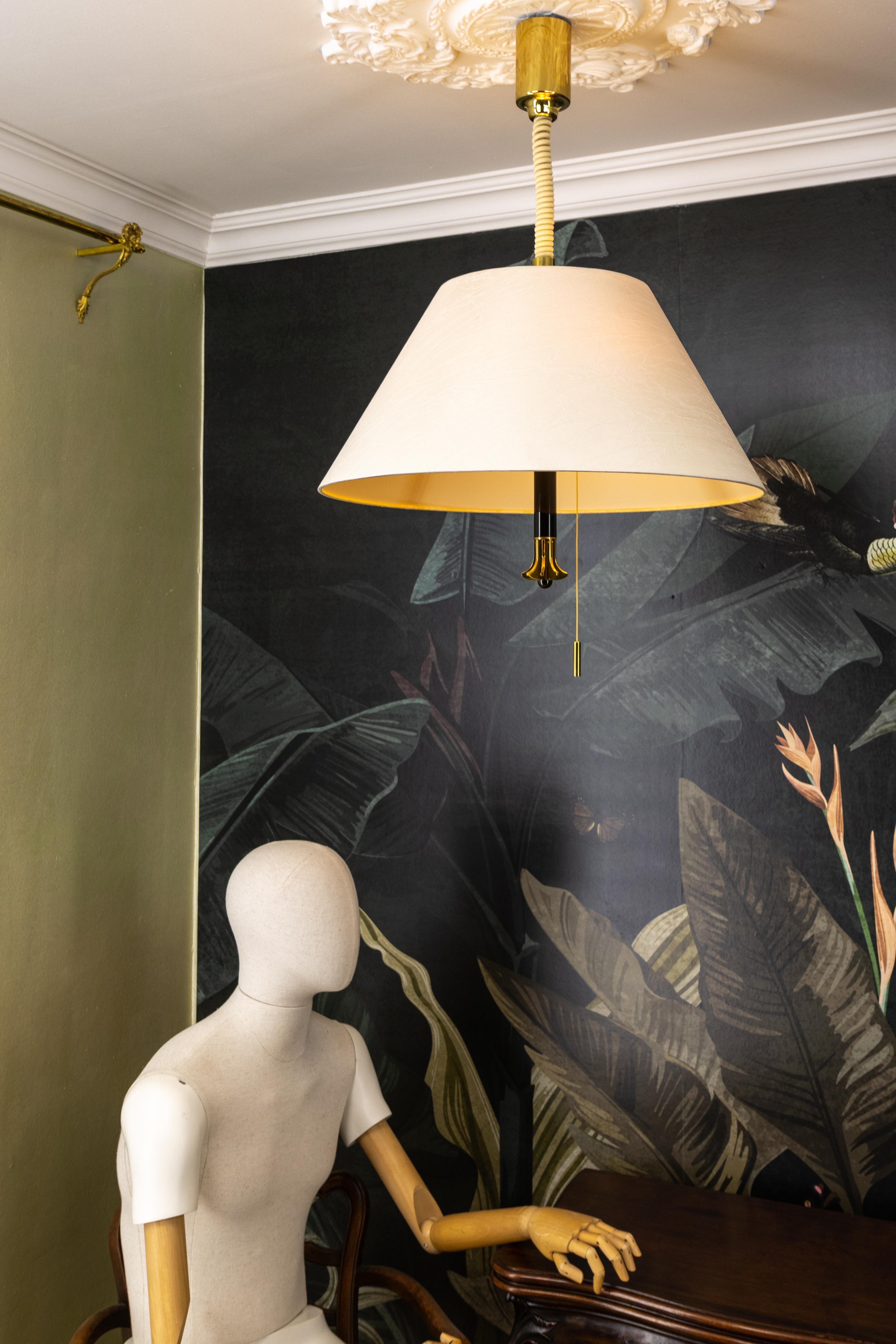 Lampada a sospensione a cinque luci ad altezza regolabile in ottone e paralume beige chiaro in vendita 6